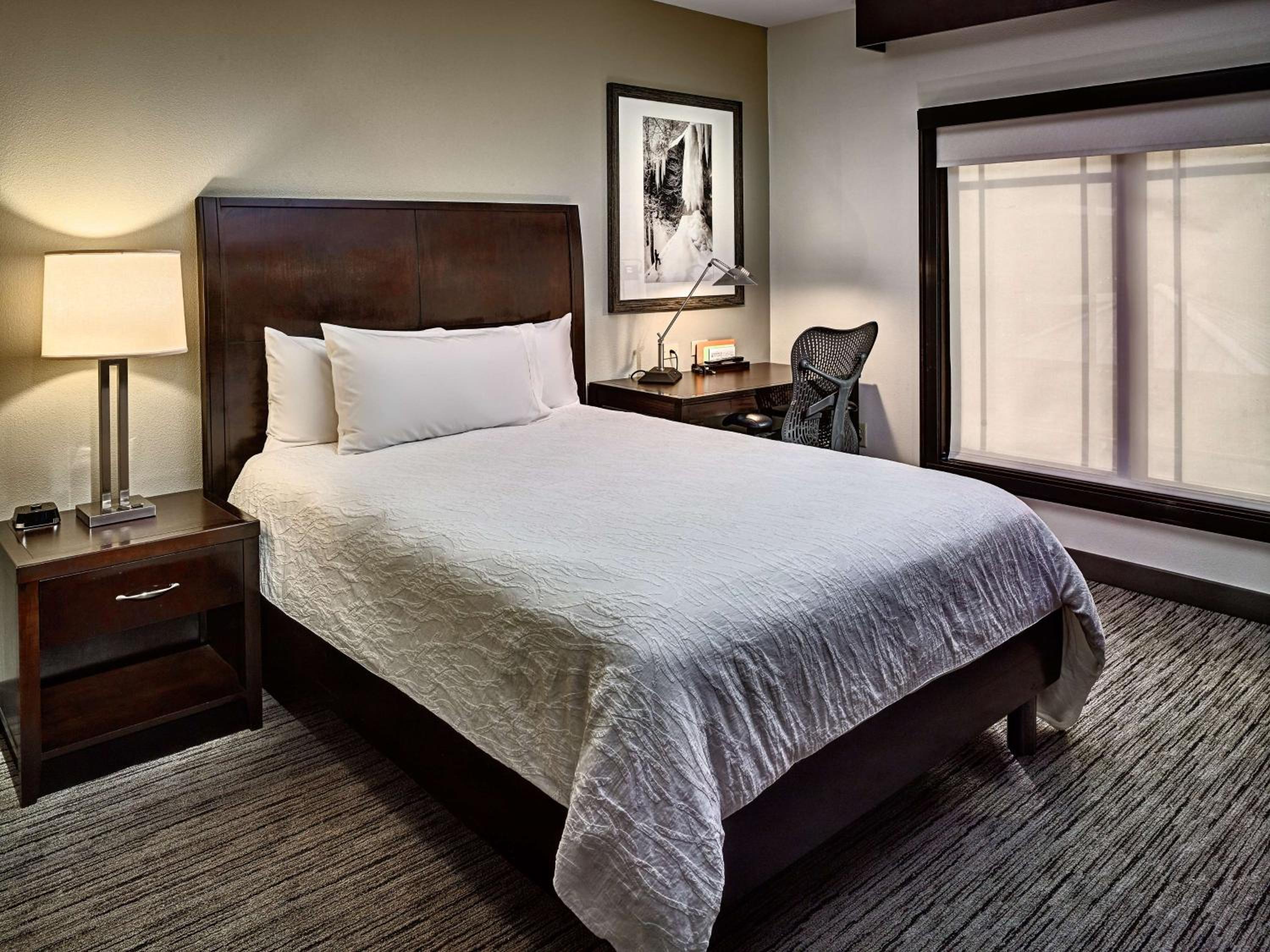 Junior Queen Suite with Accessible Tub - Mobility and Hearing Access - Photo 3