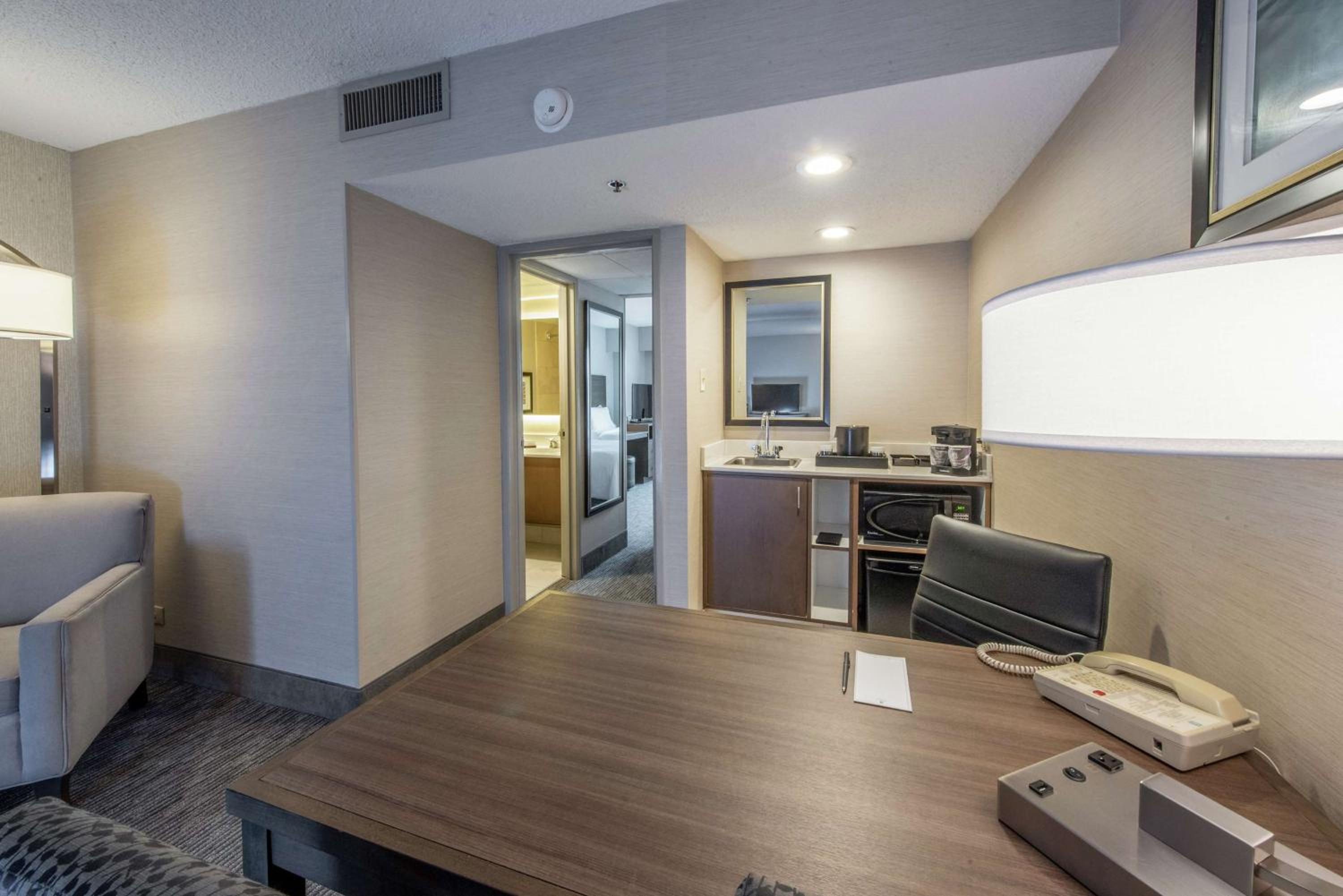 Suite with Two Double Beds - Non-Smoking - Photo 2