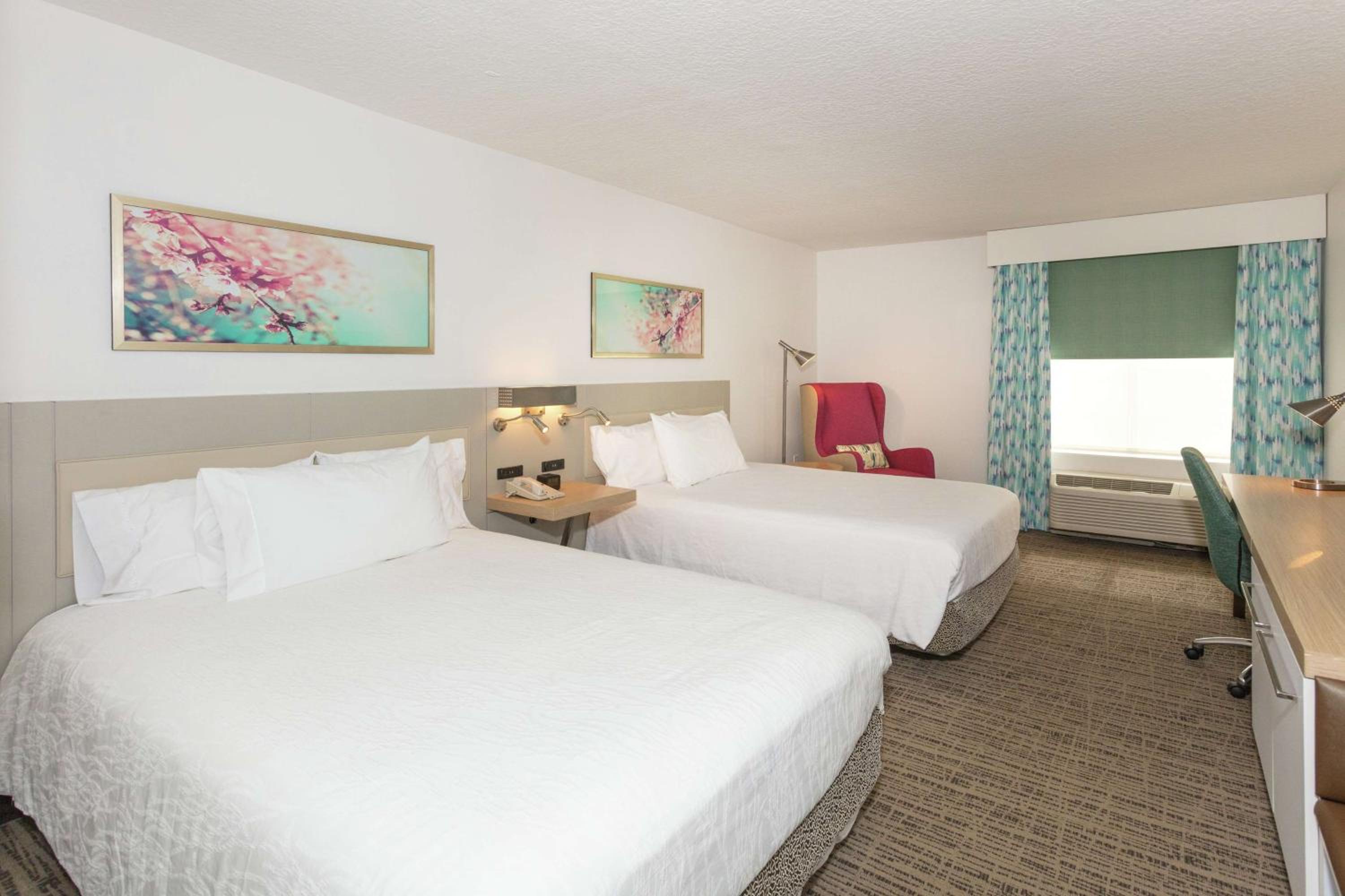 Queen Room with Two Queen Beds - Photo 4