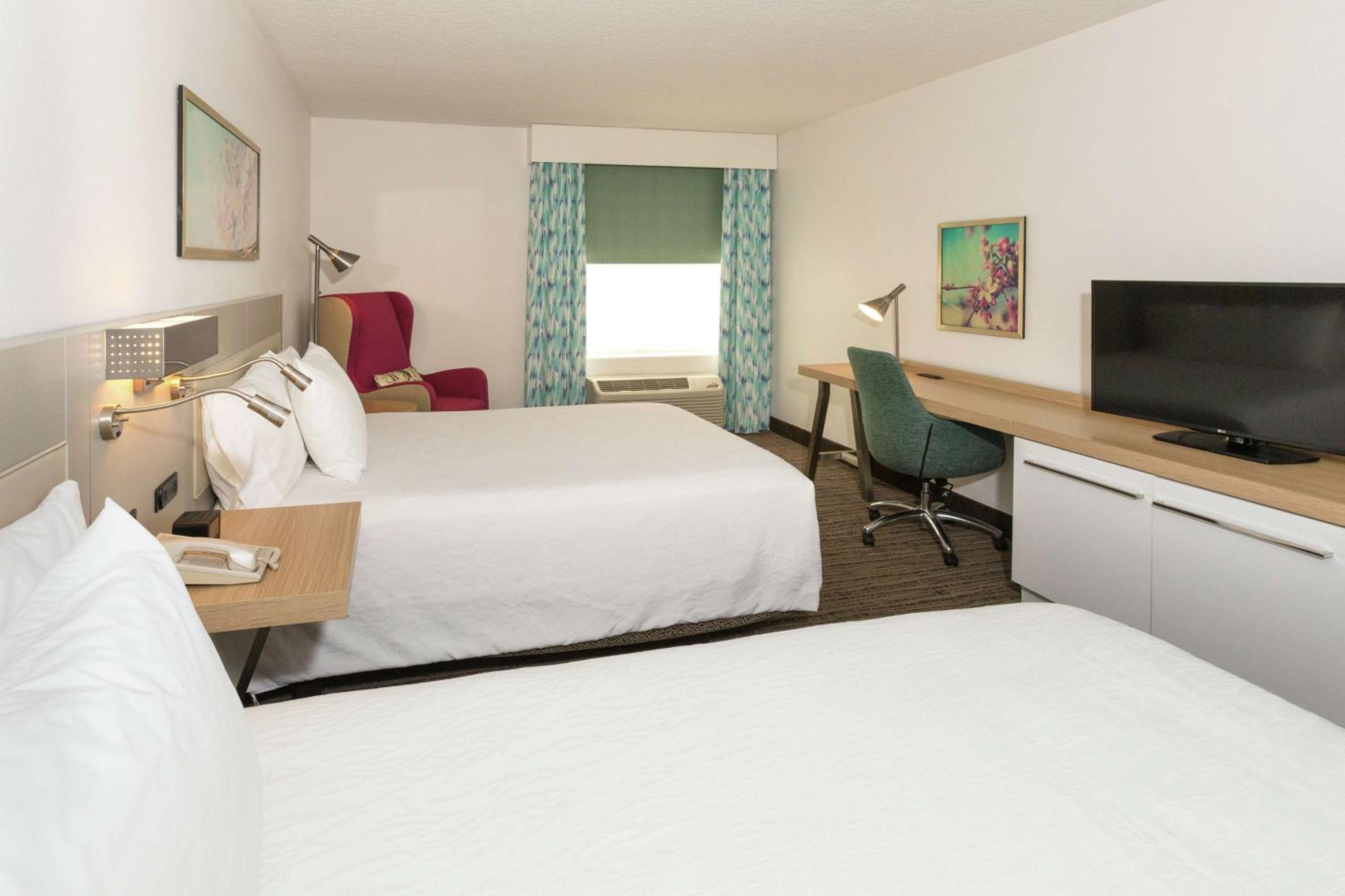 Queen Room with Two Queen Beds - Photo 3