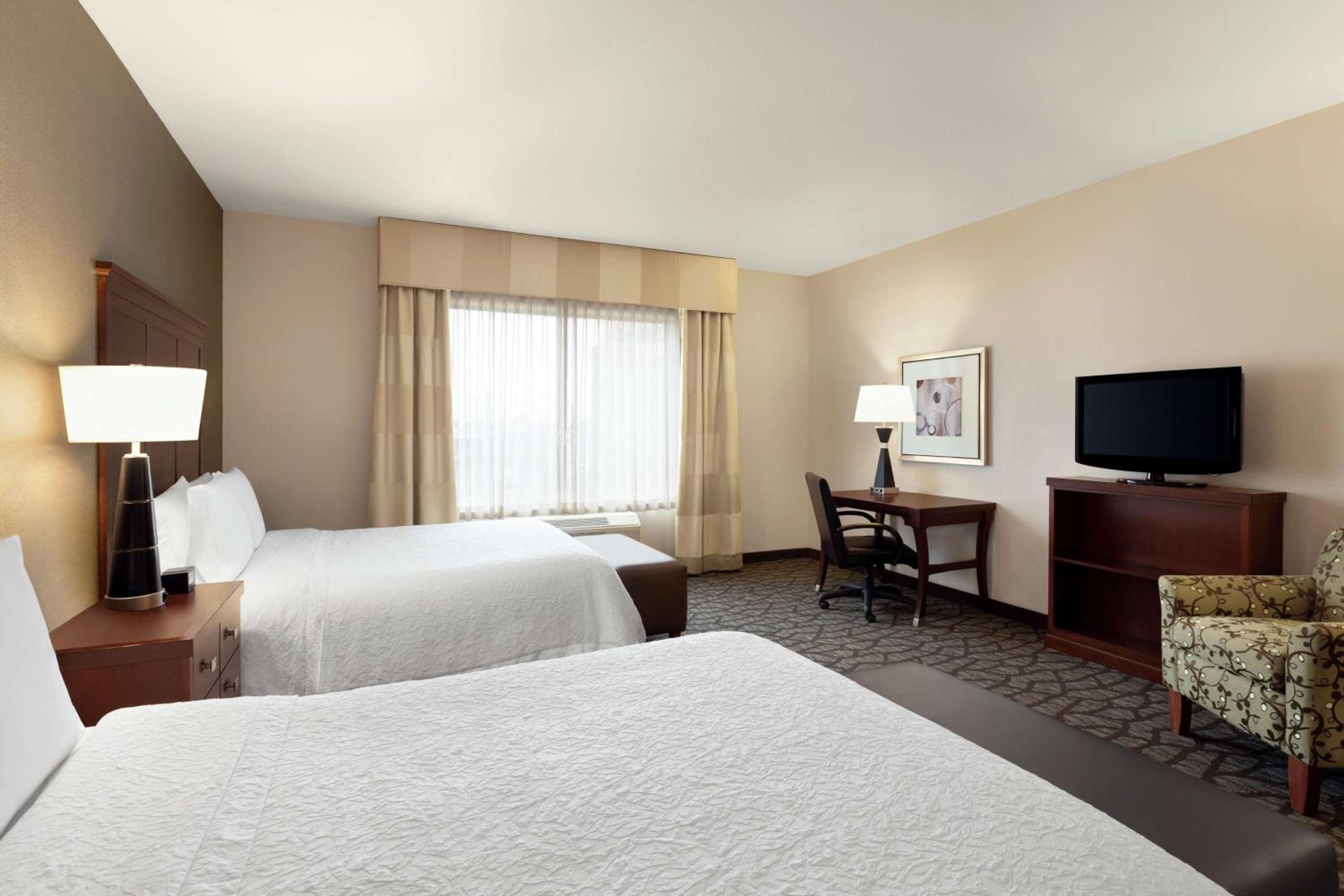 Queen Room with Two Queen Beds - Mobility Access/Non-Smoking photo 2