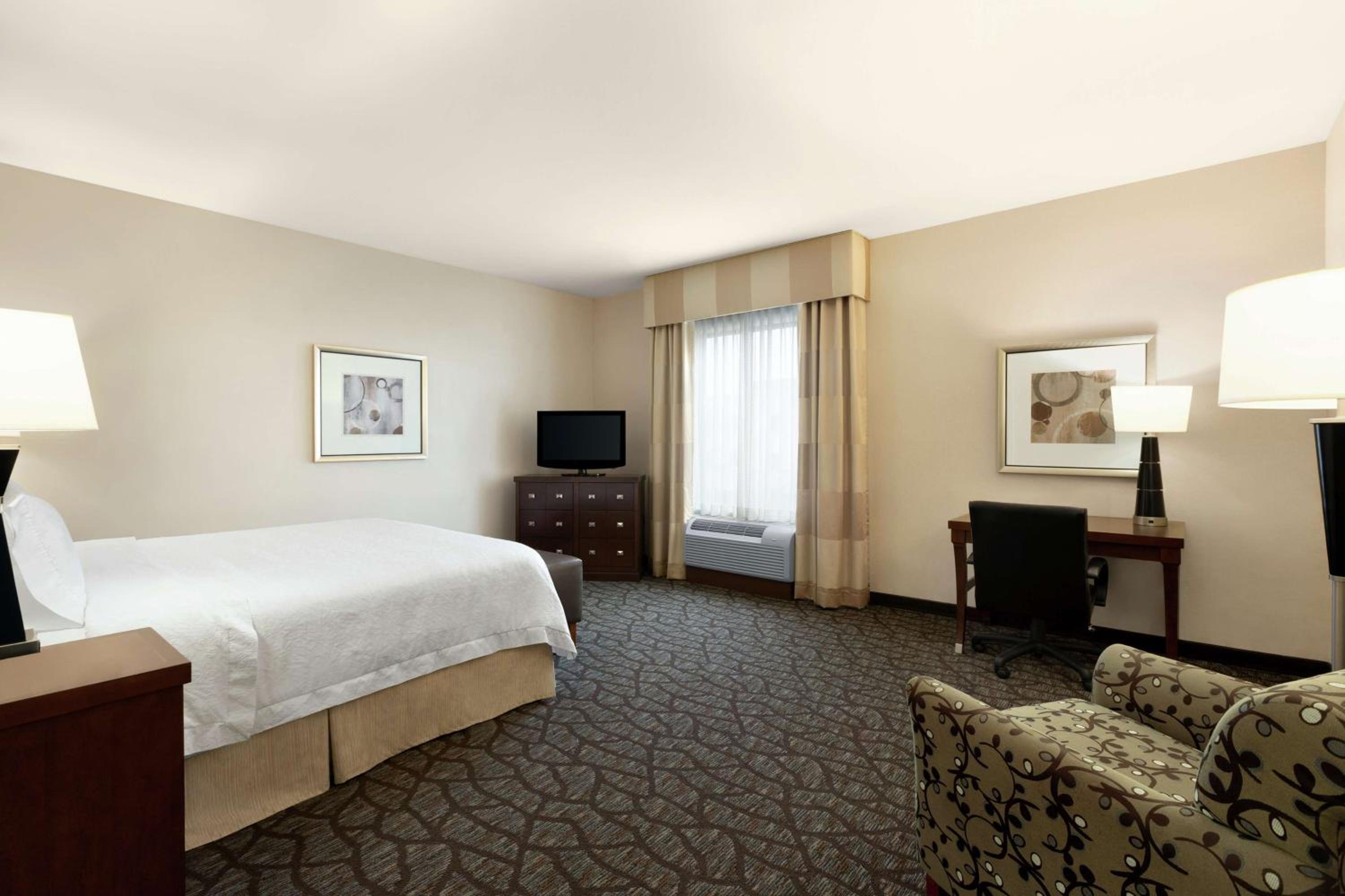 King Room with King Bed - Non-Smoking