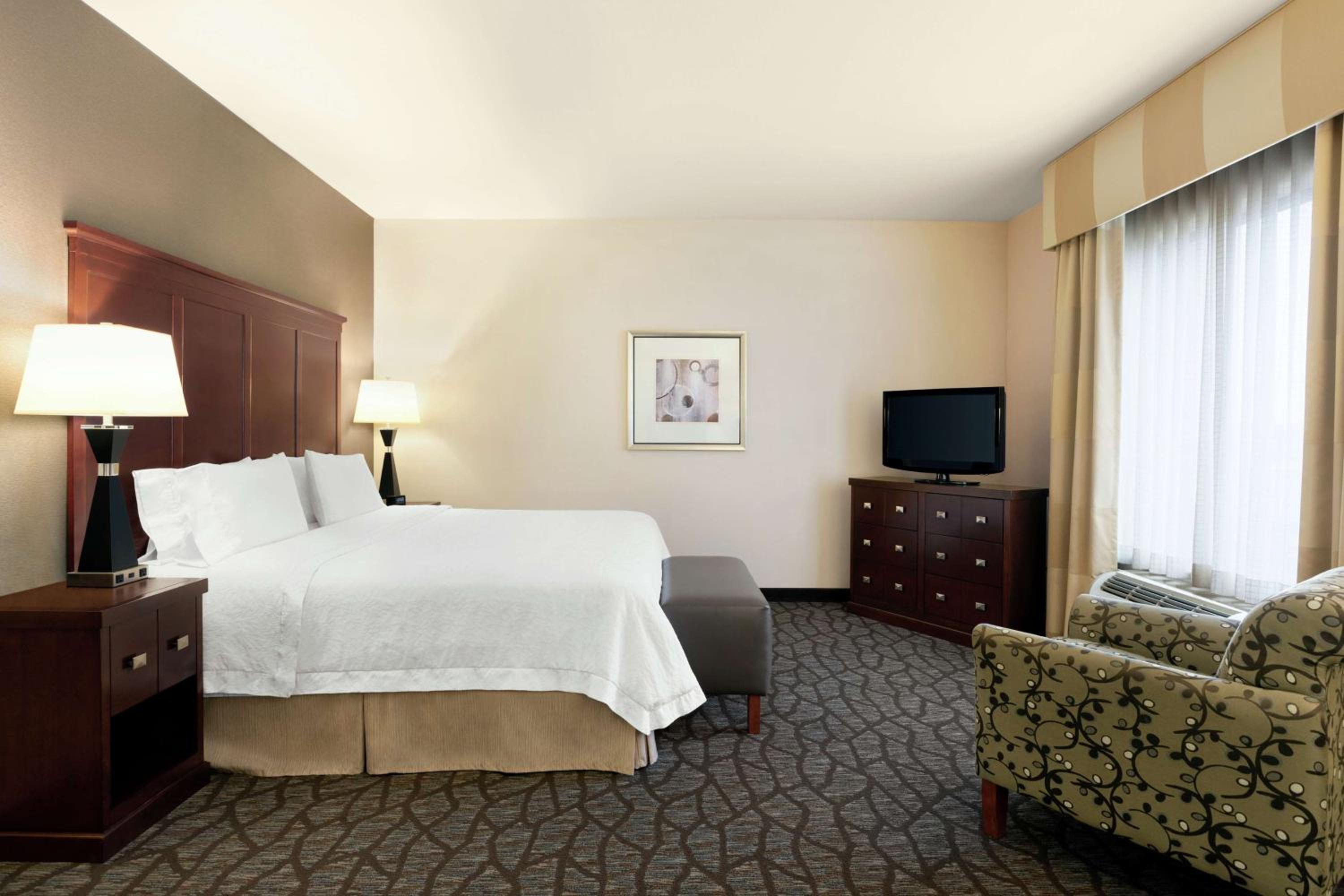 King Room with King Bed - Non-Smoking photo 3