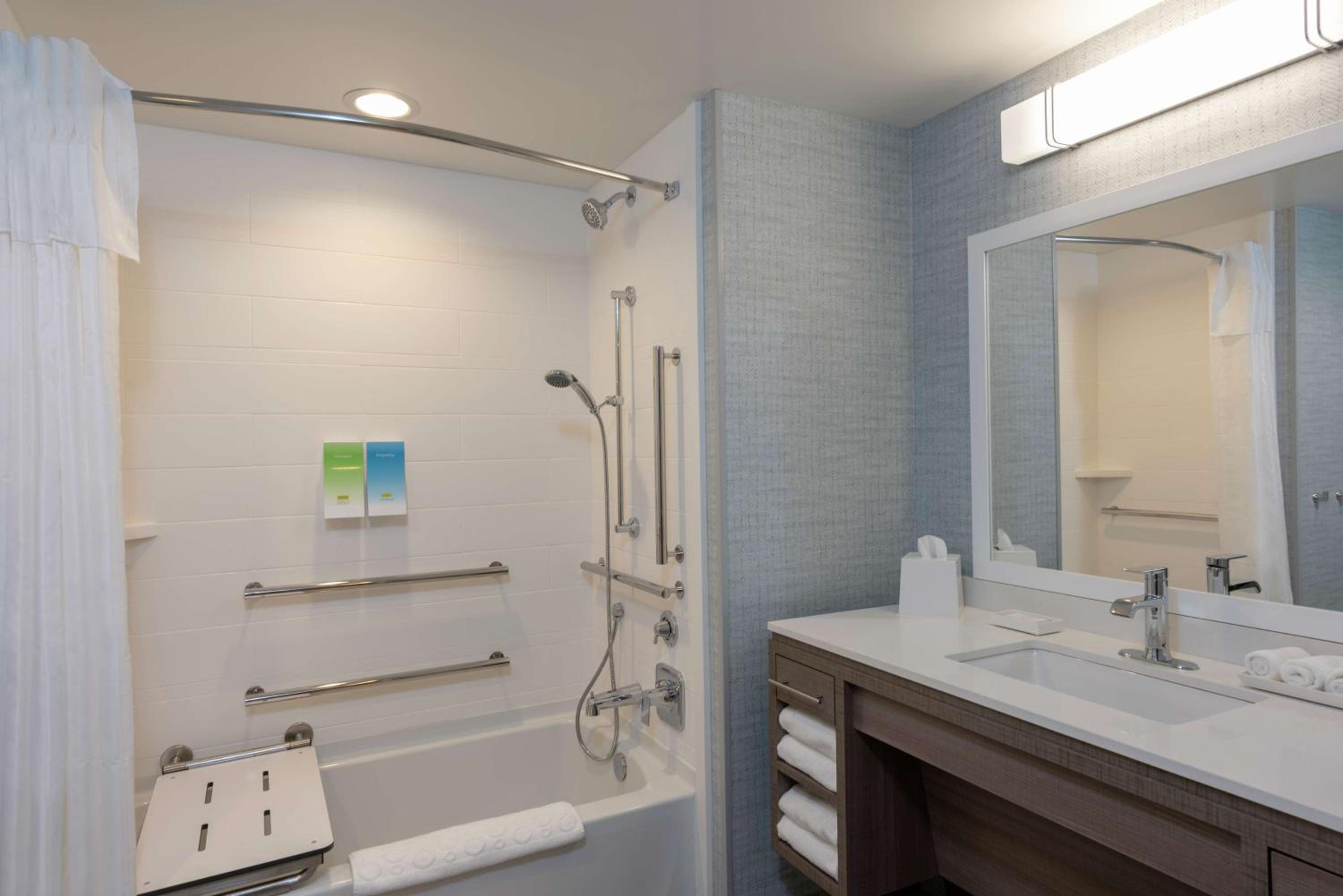 Studio with Two Queen Beds and Transfer Shower - Disability Access/Non-Smoking photo 3