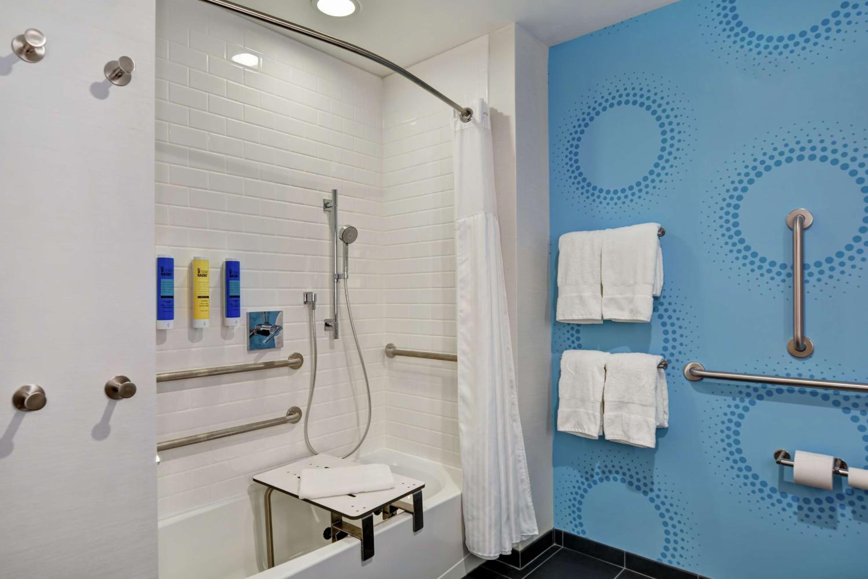 Queen Room with Two Queen Beds and Accessible Tub - Mobility Access - Photo 3