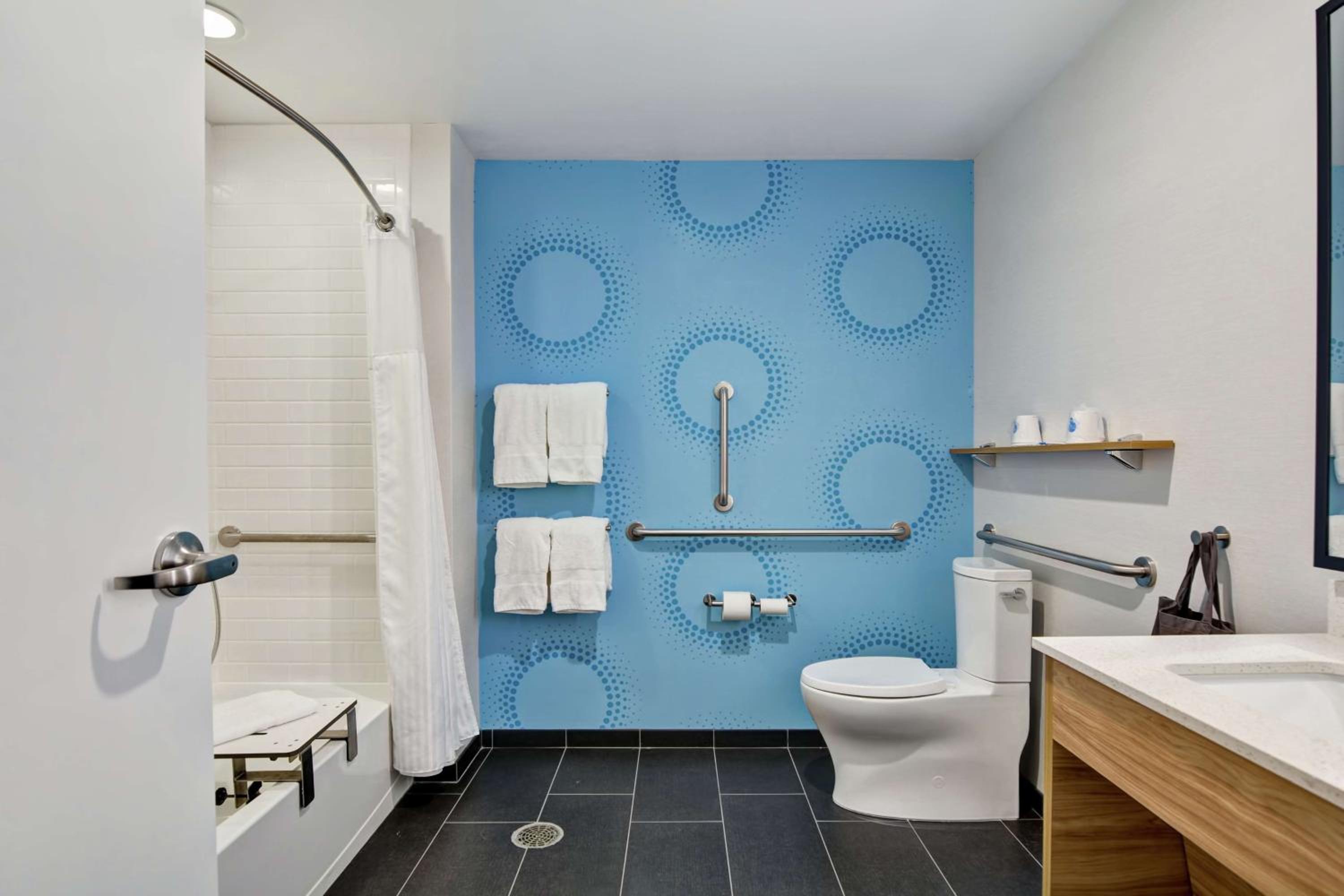 King Room with Bath Tub - Mobility Access - Photo 2
