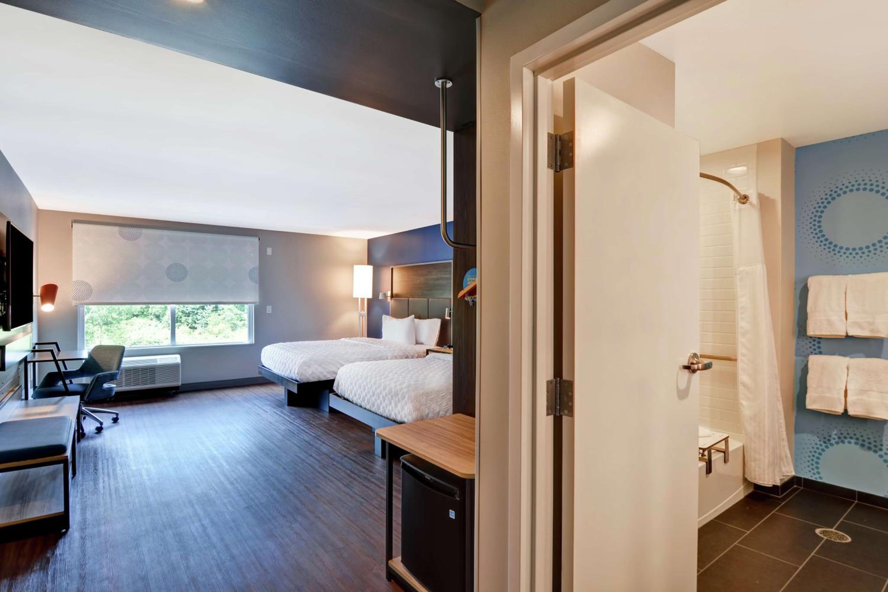 Queen Room with Two Queen Beds and Accessible Tub - Mobility Access - Photo 4