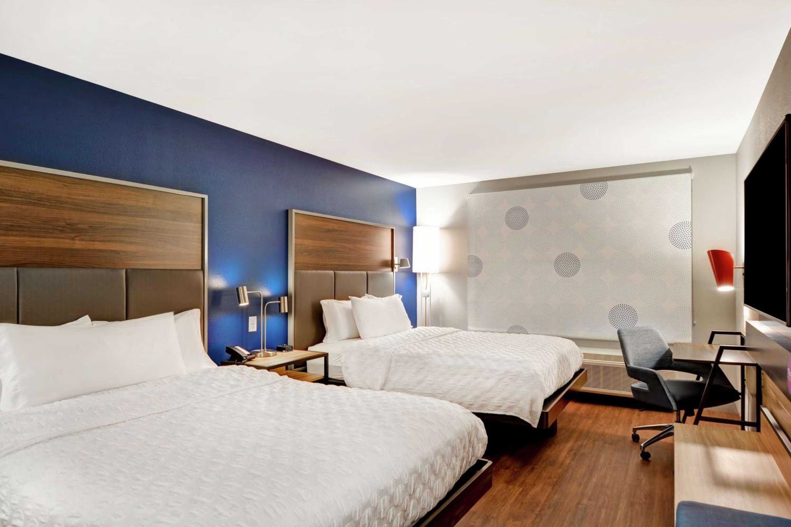 Queen Room with Two Queen Beds - Photo 2