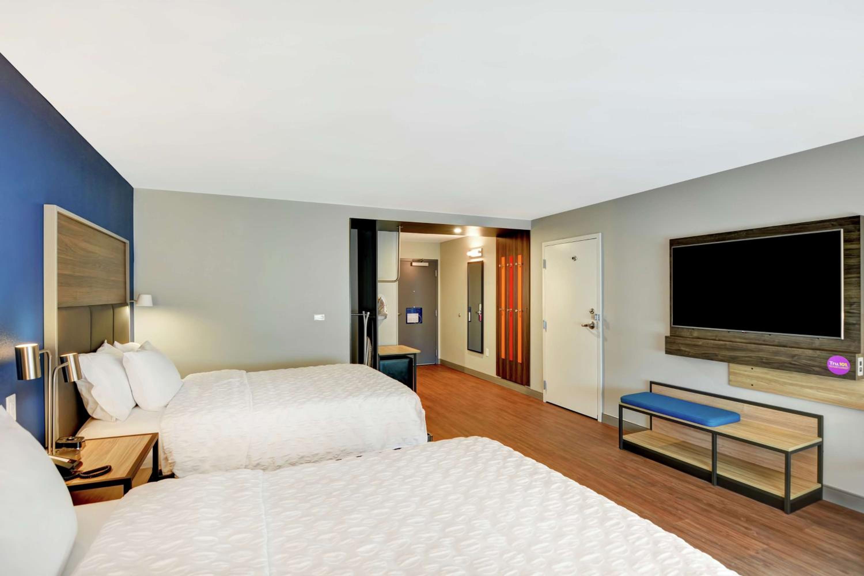Queen Room with Two Queen Beds - Photo 3