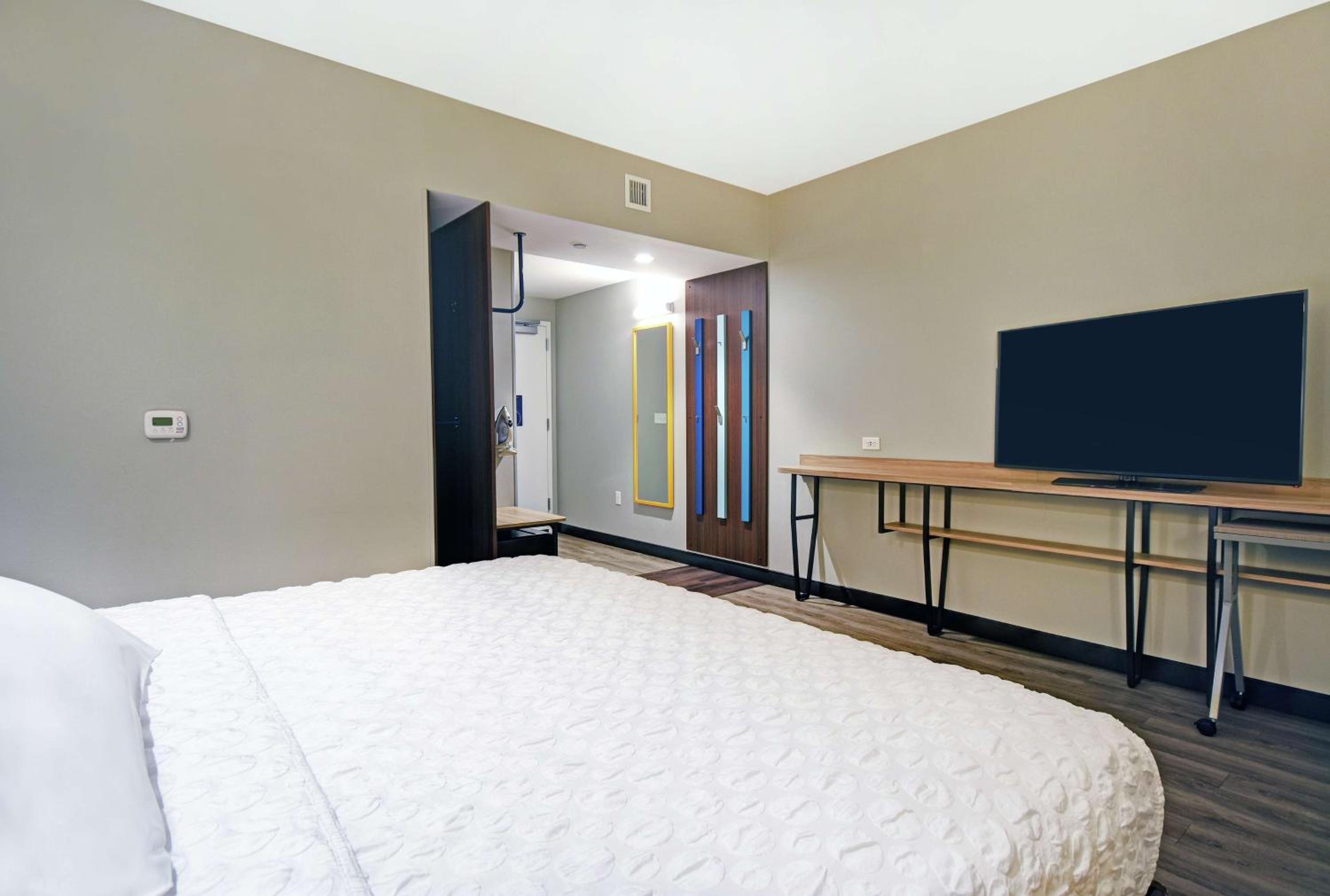 King Room with Roll-In Shower - Mobility Access photo 1