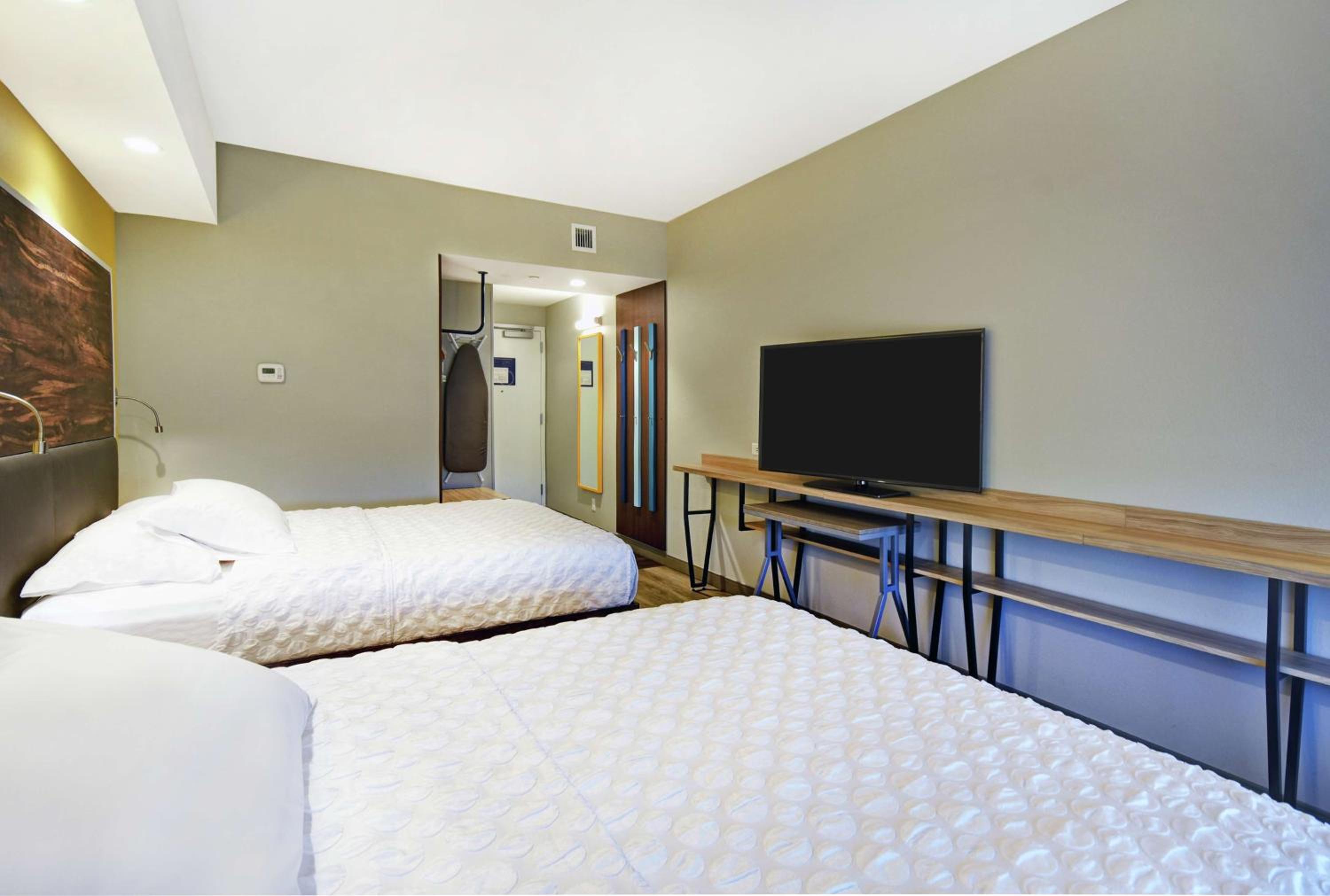 Queen Room with Two Queen Beds - Hearing Access photo 2