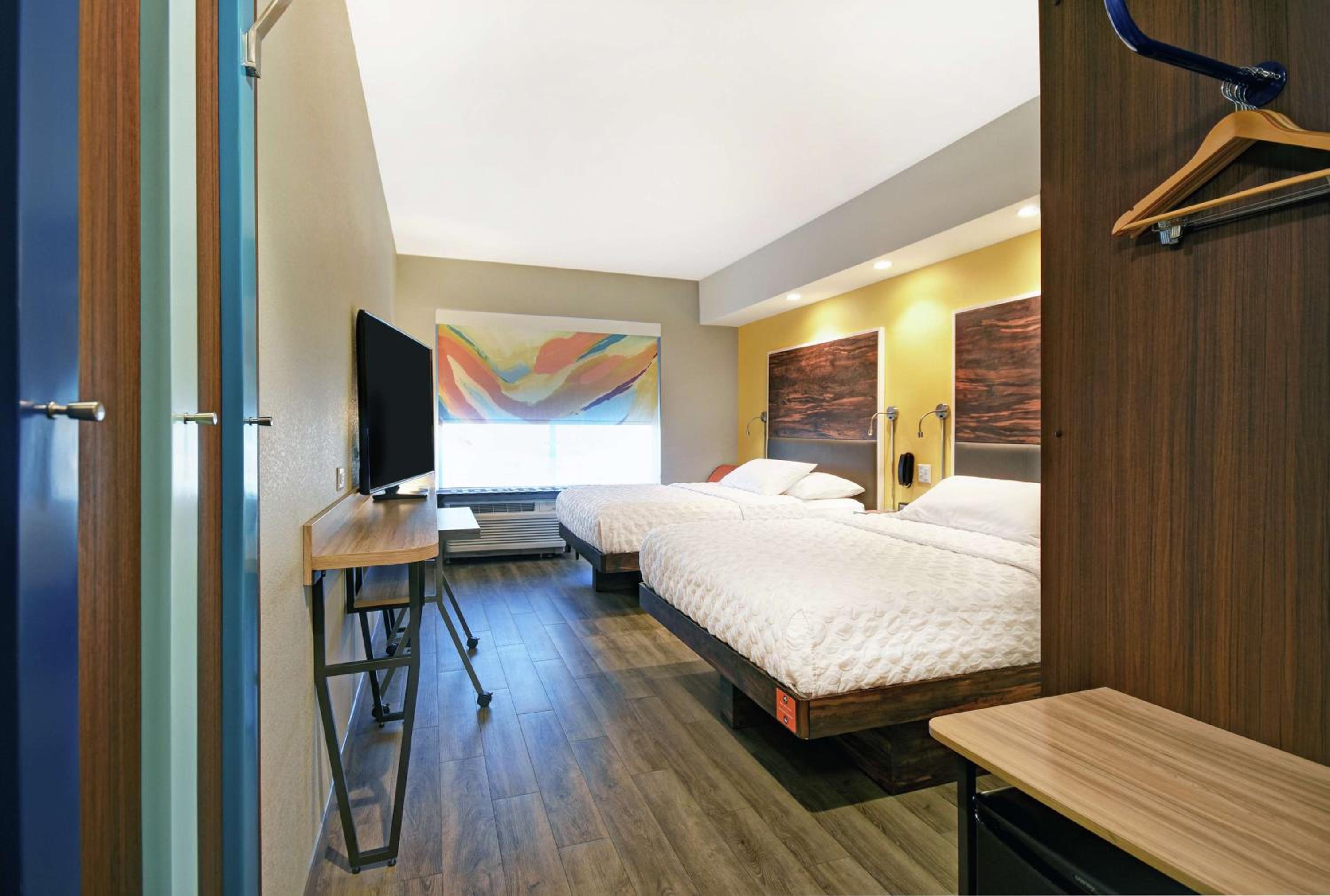 Queen Room with Two Queen Beds - Hearing Access photo 3
