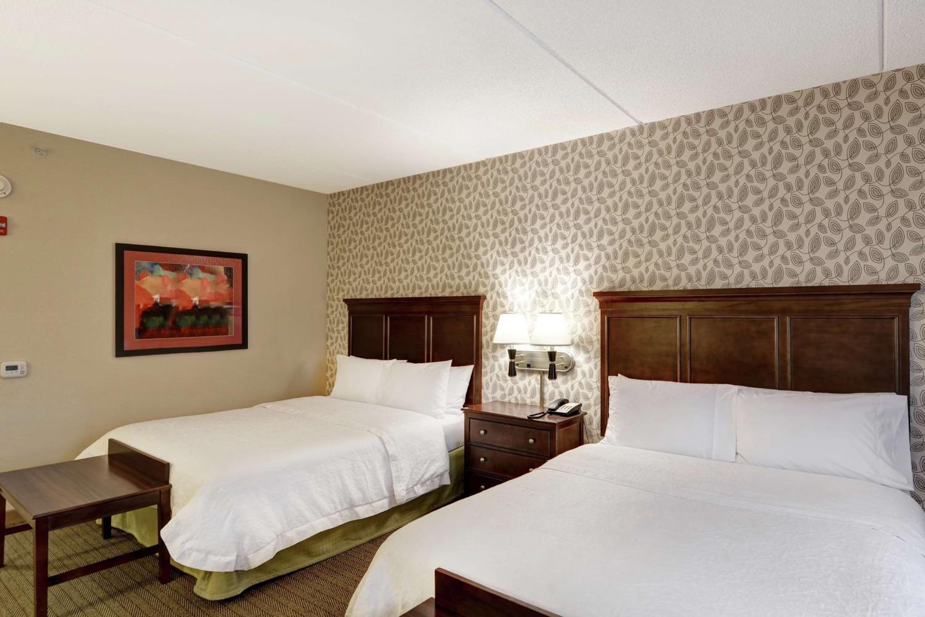 Room with Two Queen Beds - Non-Smoking - Photo 3