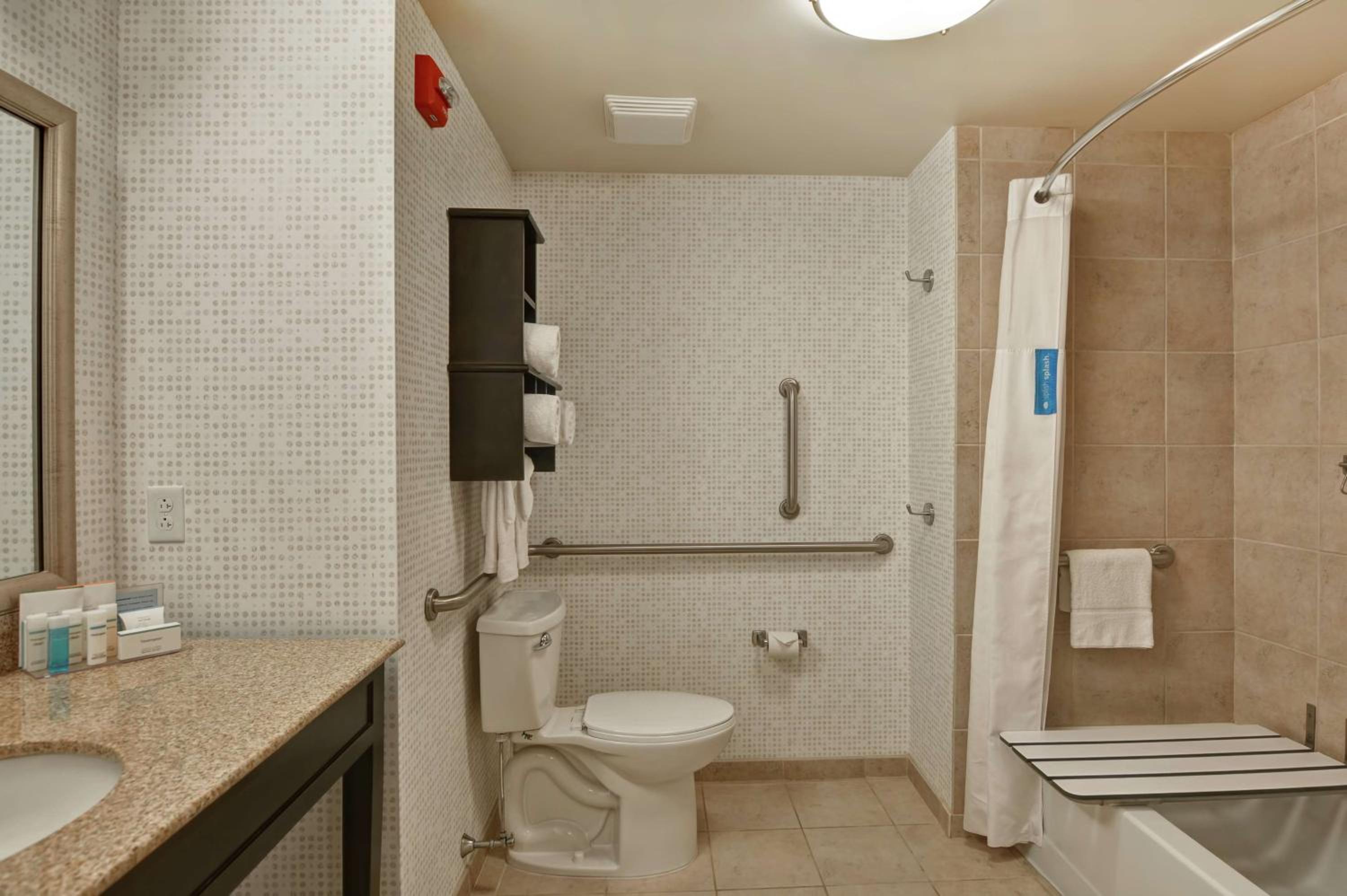Queen Room with Two Queen Beds - Mobility Access/Non-Smoking - Photo 2