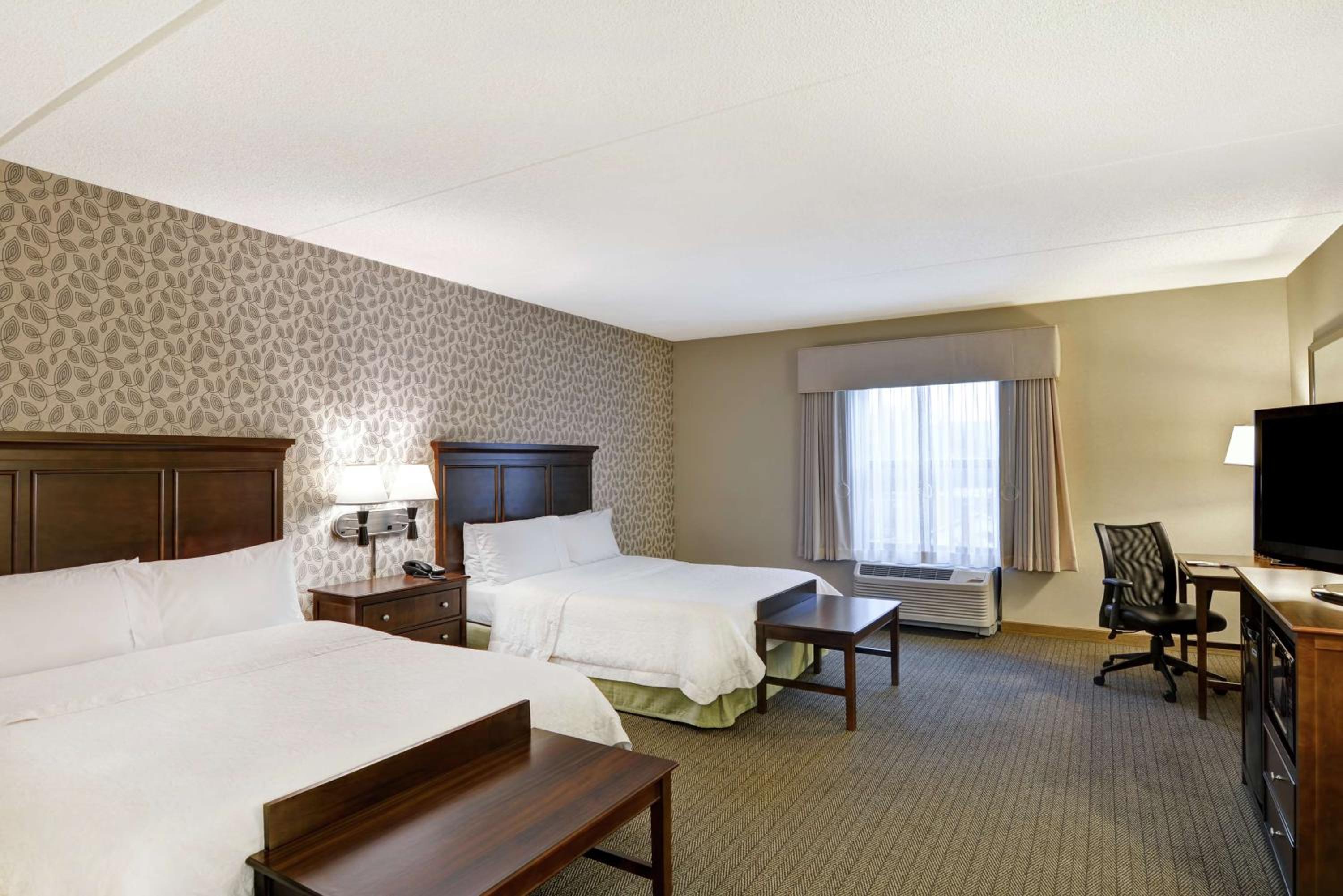 Queen Room with Two Queen Beds - Mobility Access/Non-Smoking - Photo 3