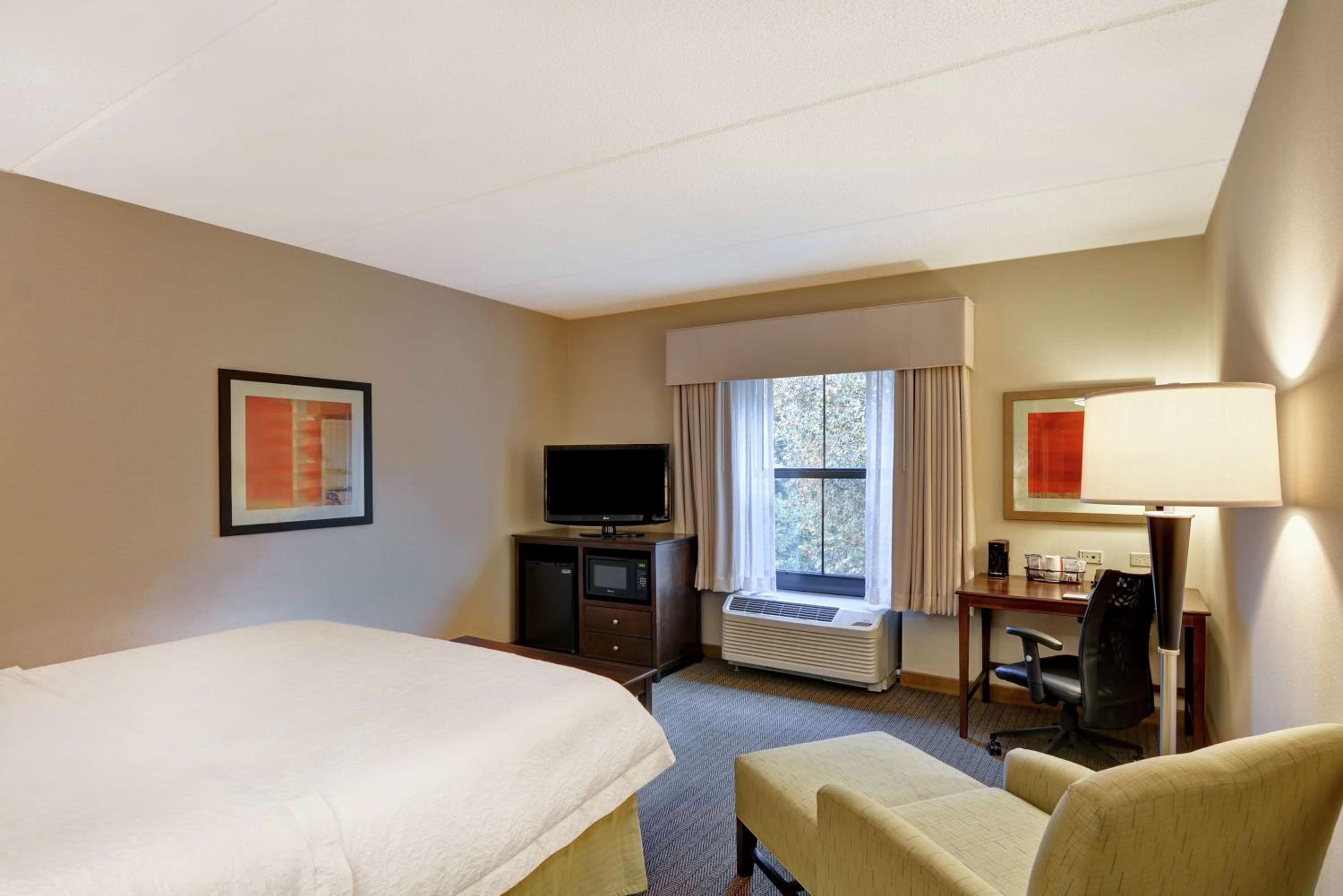 King Room with King Bed - Non-Smoking - Photo 2