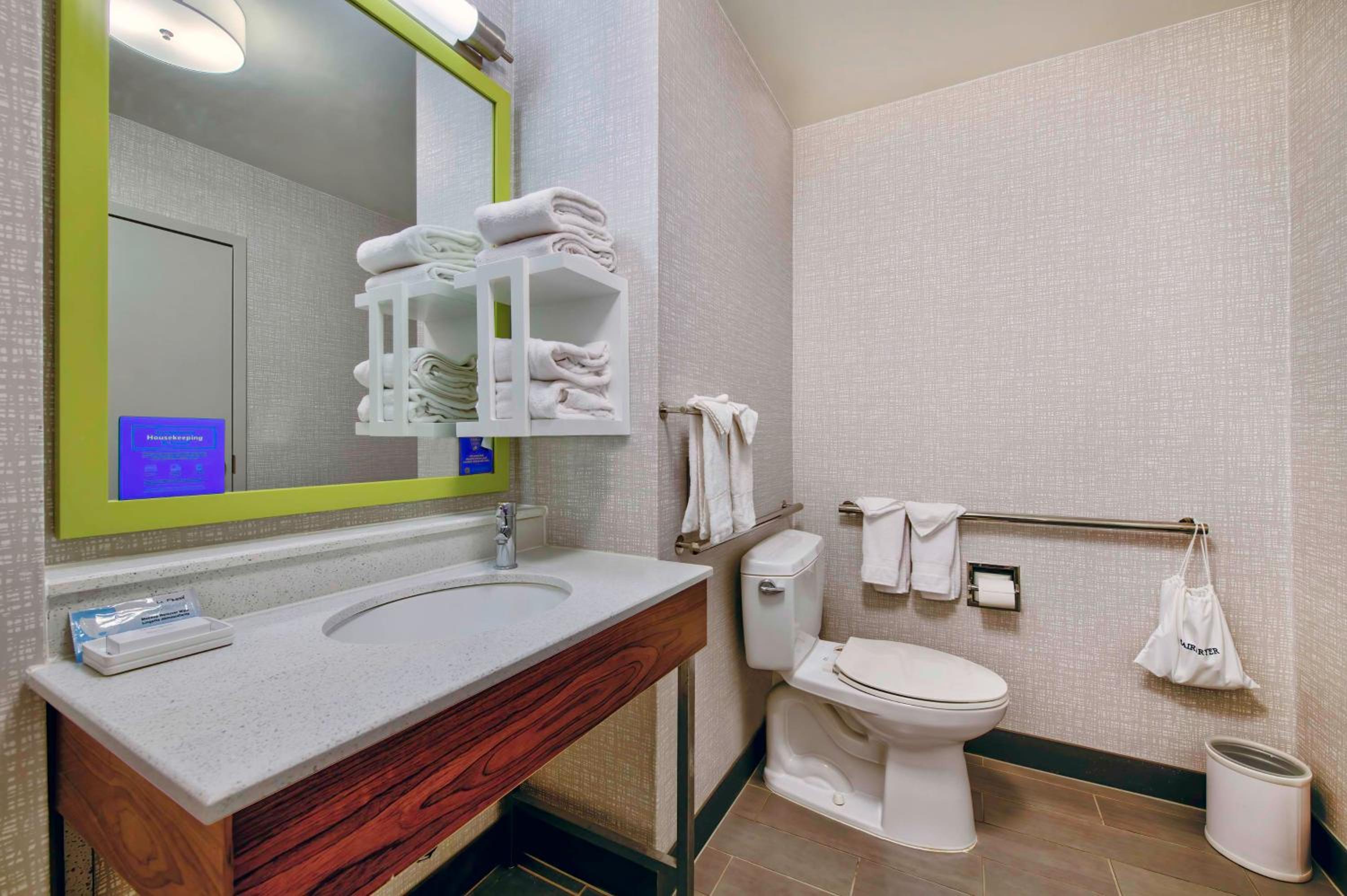 King Studio with Roll-In Shower - Mobility Access/Non-Smoking - Photo 2