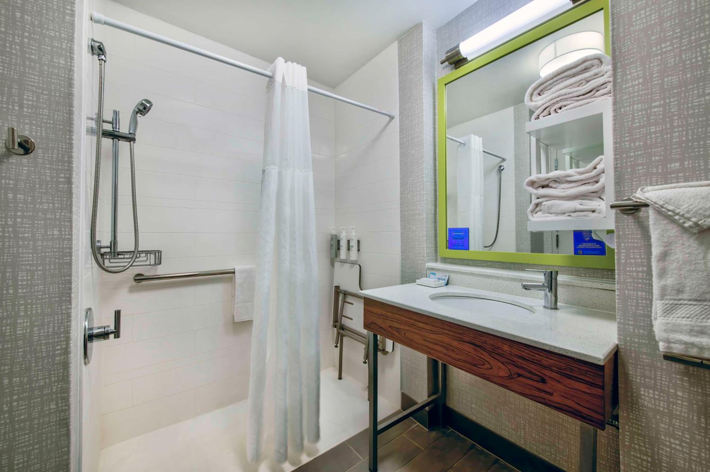 King Studio with Roll-In Shower - Mobility Access/Non-Smoking - Photo 5