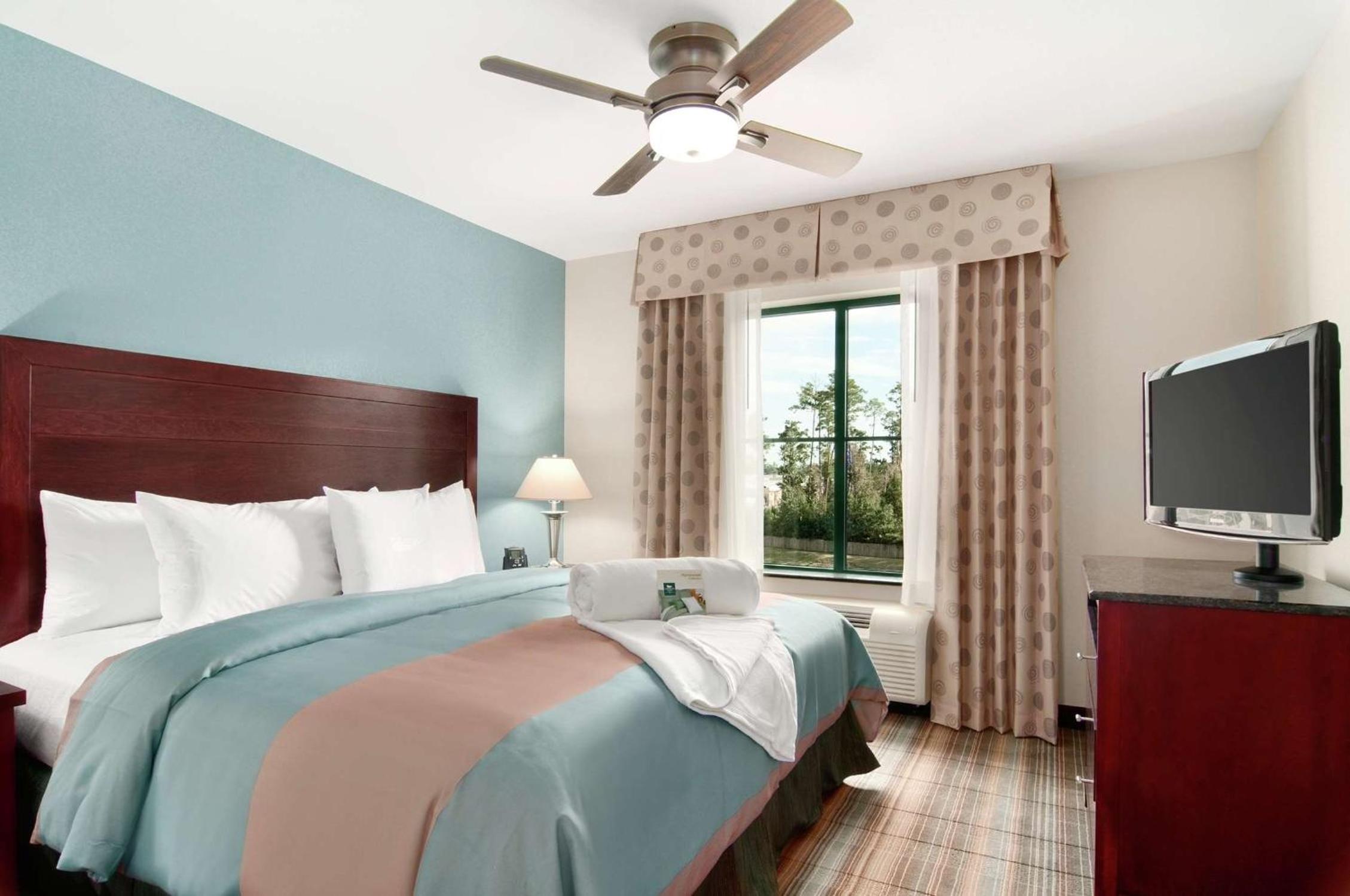 One-Bedroom King Suite - Non-Smoking