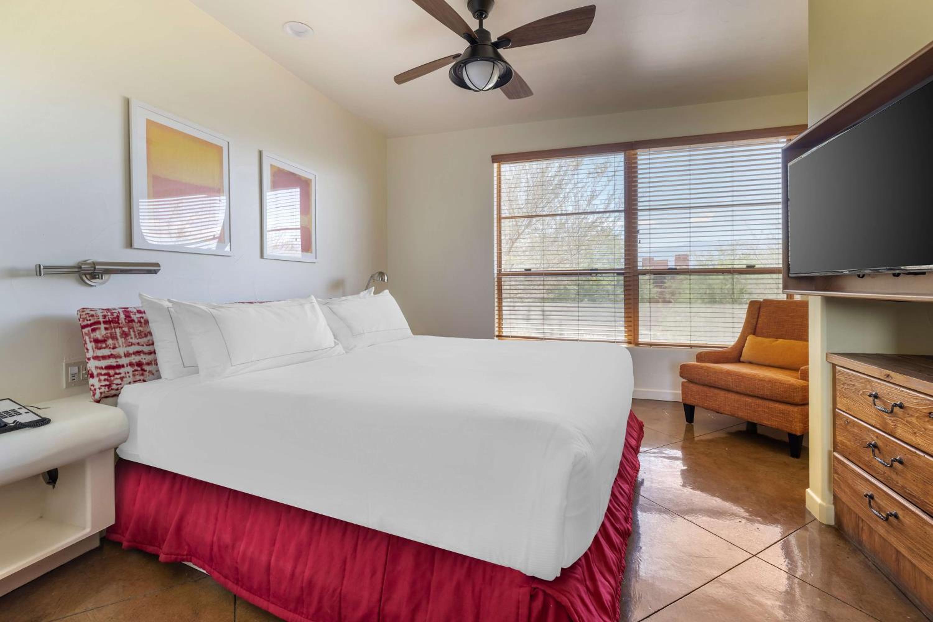 1 BEDROOM TERRACE PREMIER WITH 1 KING BED - Photo 2