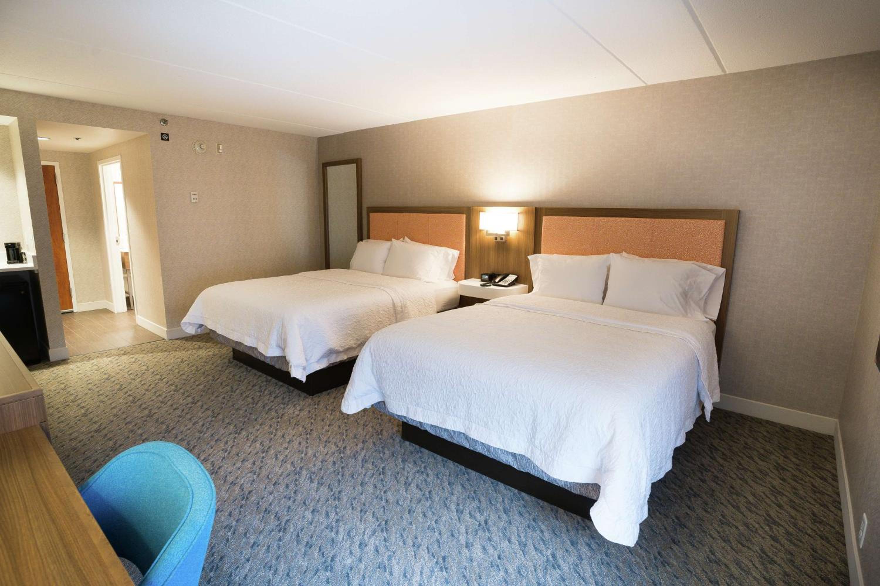 Large Queen Room with Two Queen Beds - Photo 4
