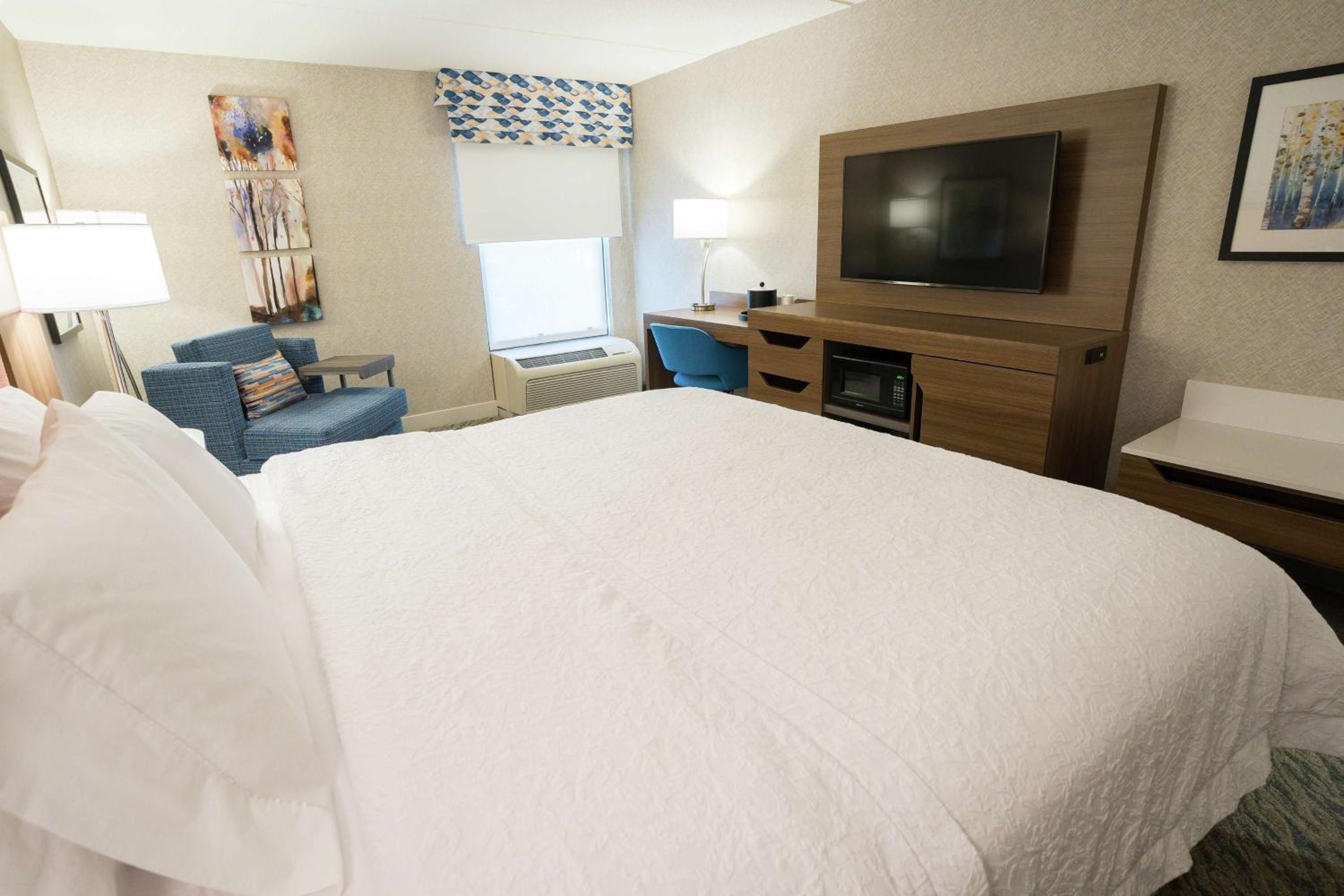 King Room with King Bed - Non-Smoking - Photo 3