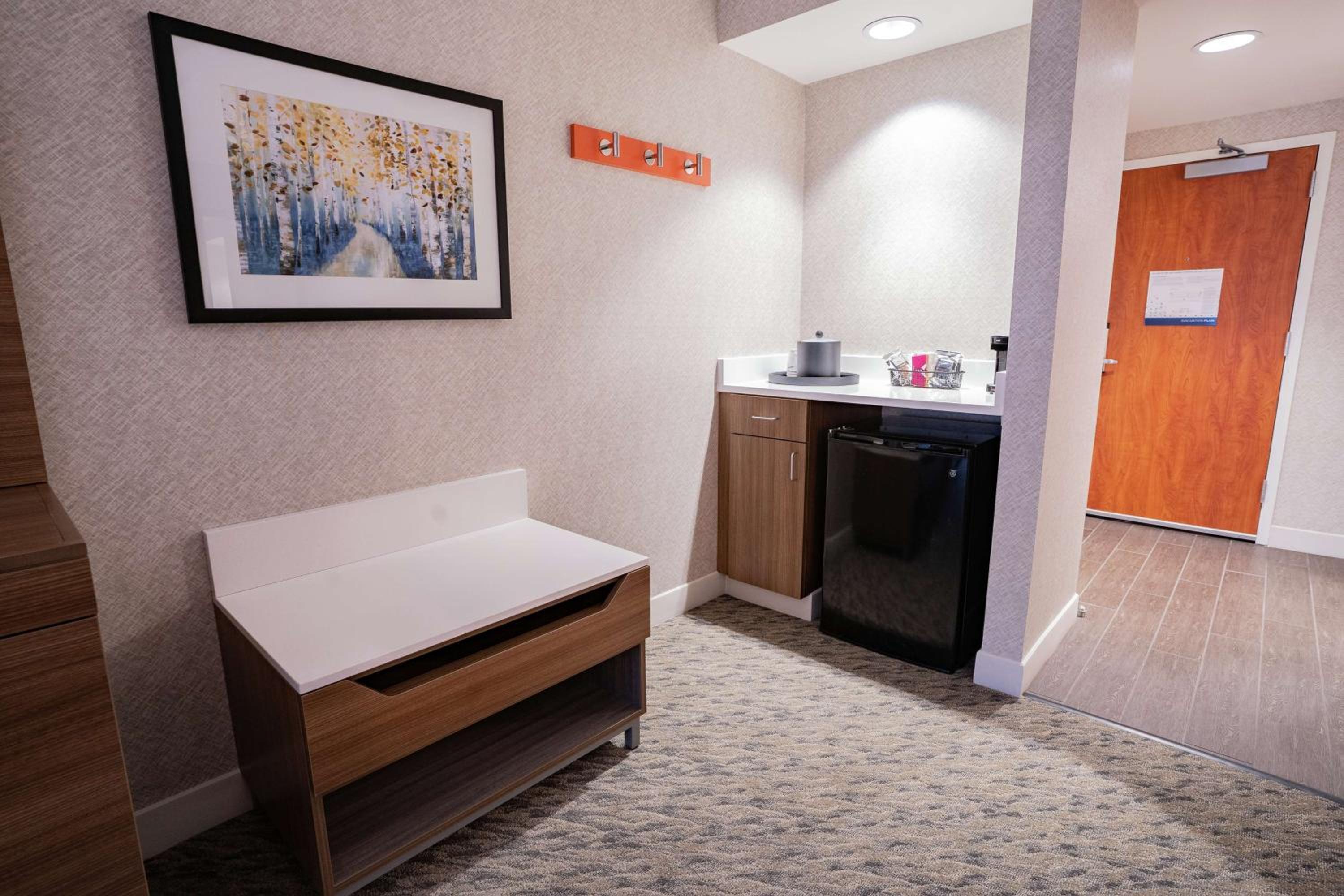 Large Queen Room with Two Queen Beds - Photo 3