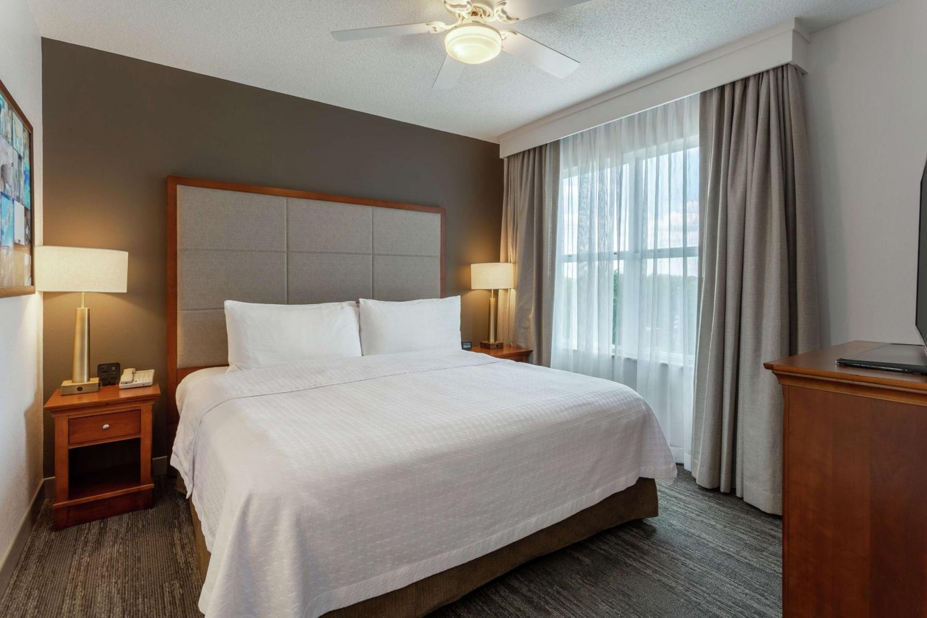 One-Bedroom King Suite - Non-Smoking