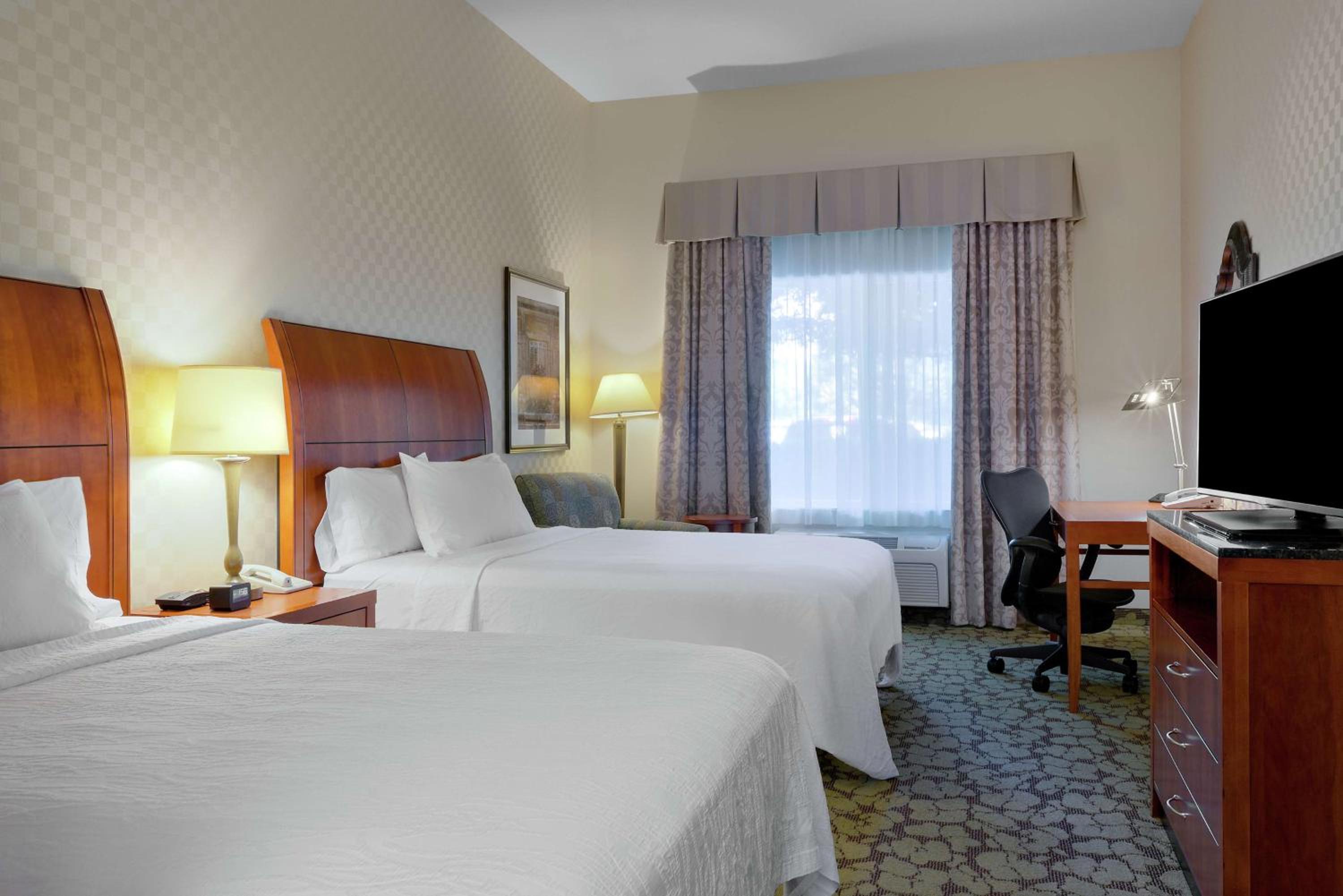 Queen Room with Two Queen Beds - Photo 2