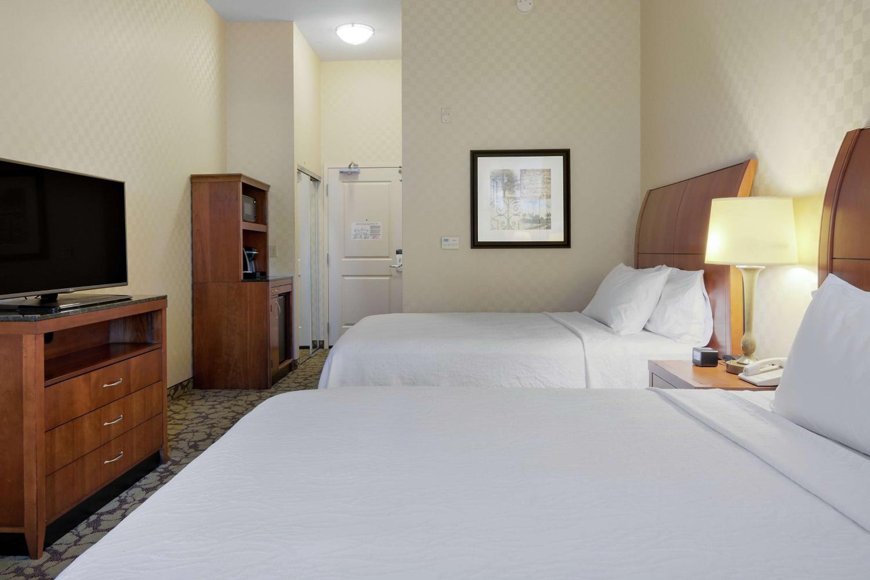 Queen Room with Two Queen Beds - Photo 3