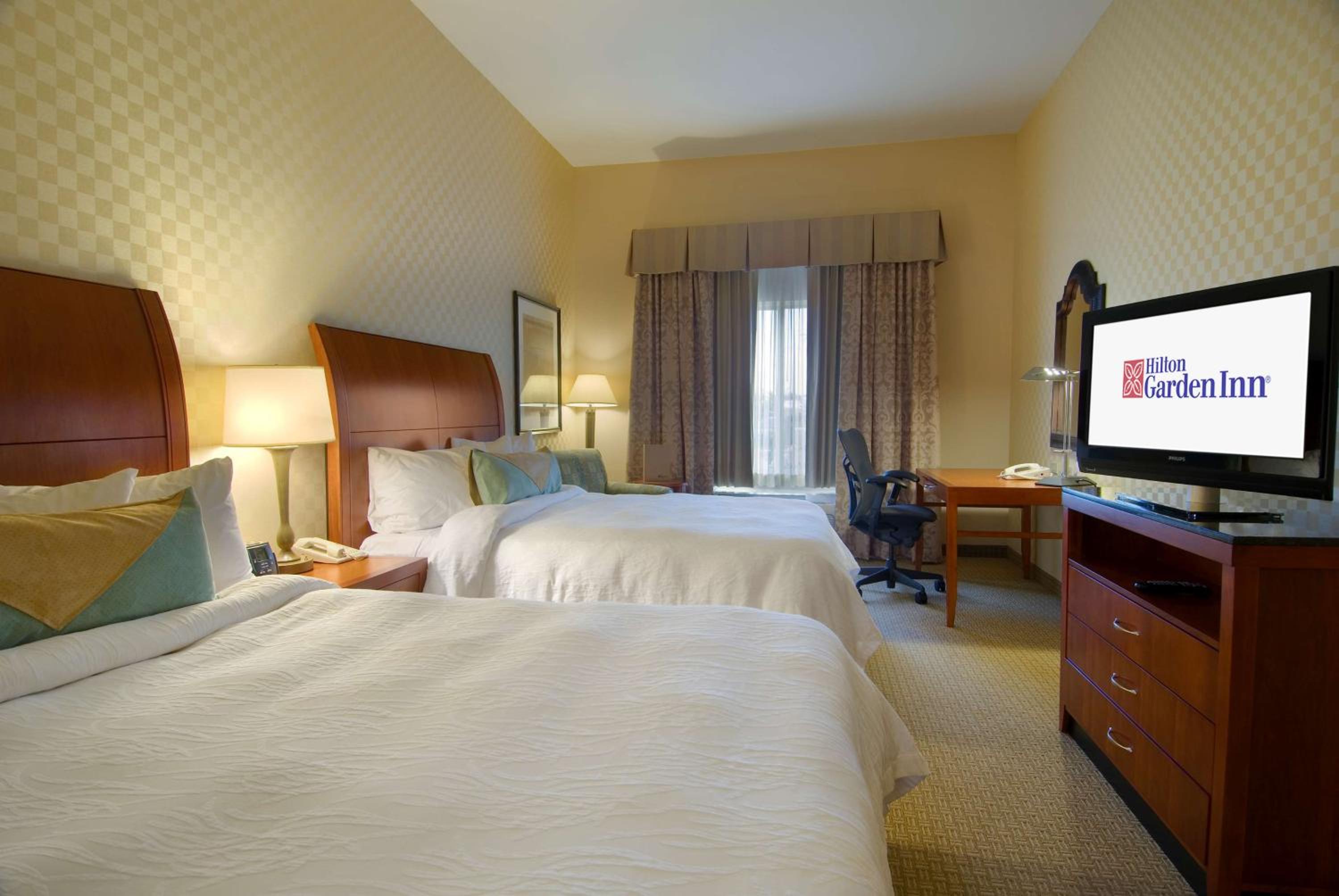 Queen Room with Two Queen Beds - Photo 4