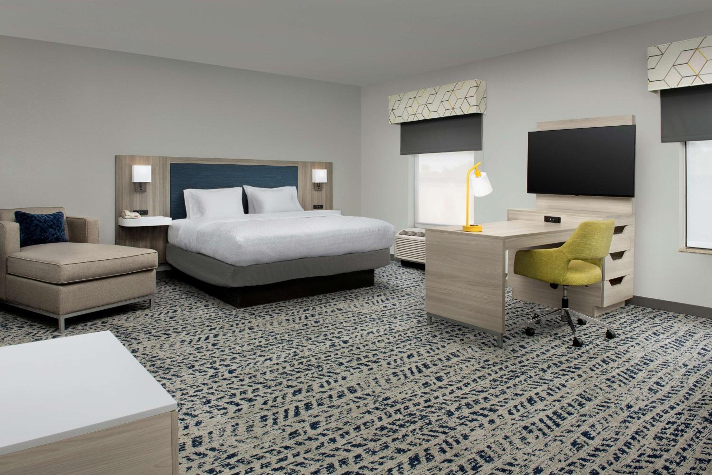 King Studio Suite with Sofa Bed - Non-Smoking photo 2