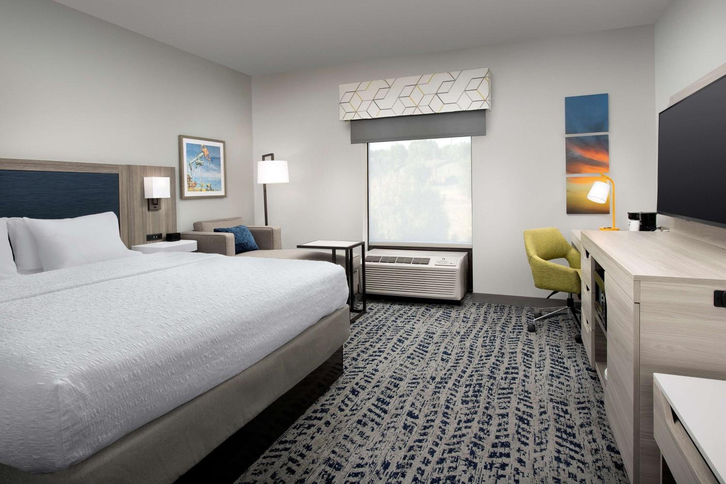 King Room with King Bed - Non-Smoking photo 2
