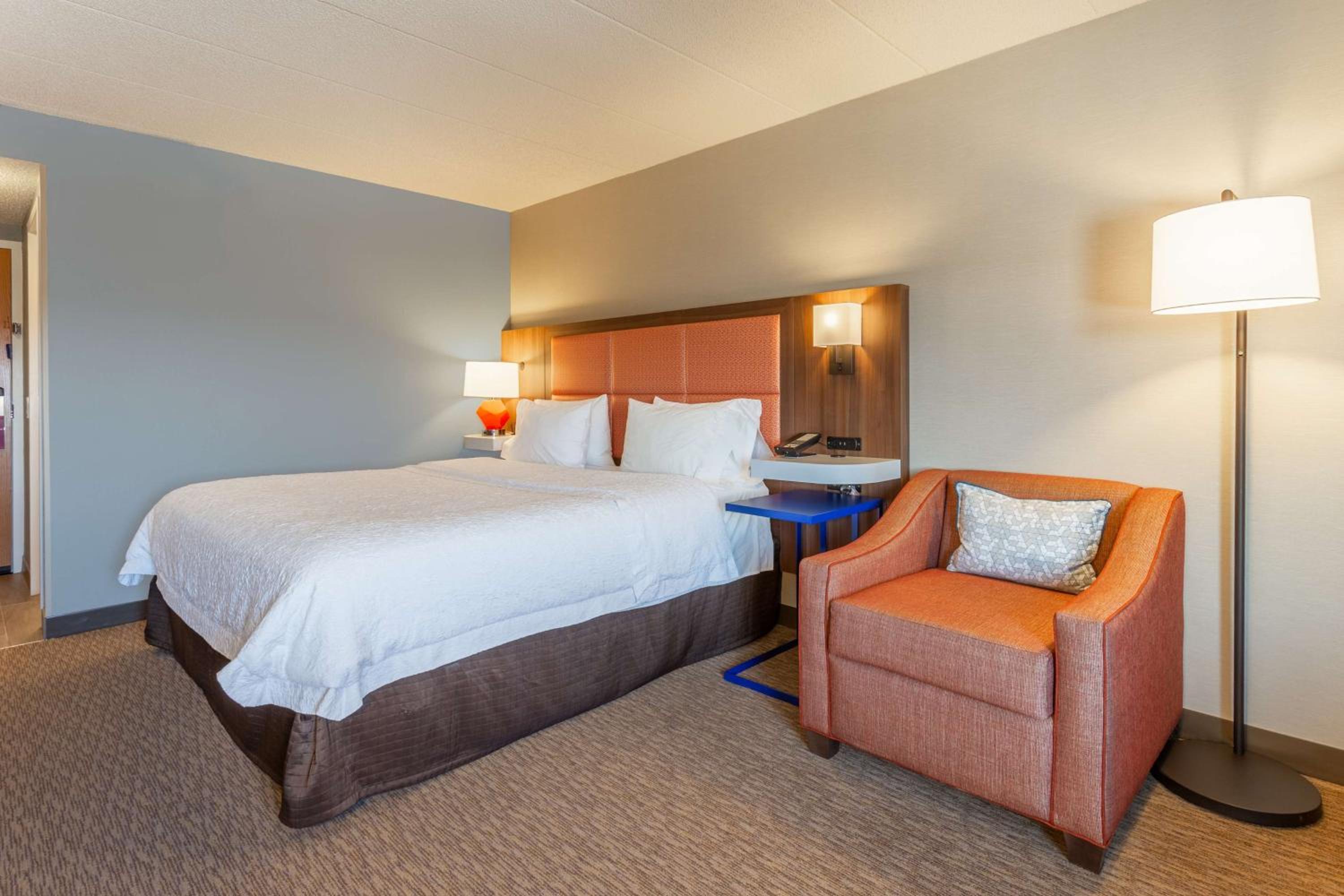 King Room with King Bed - Non-Smoking - Photo 2