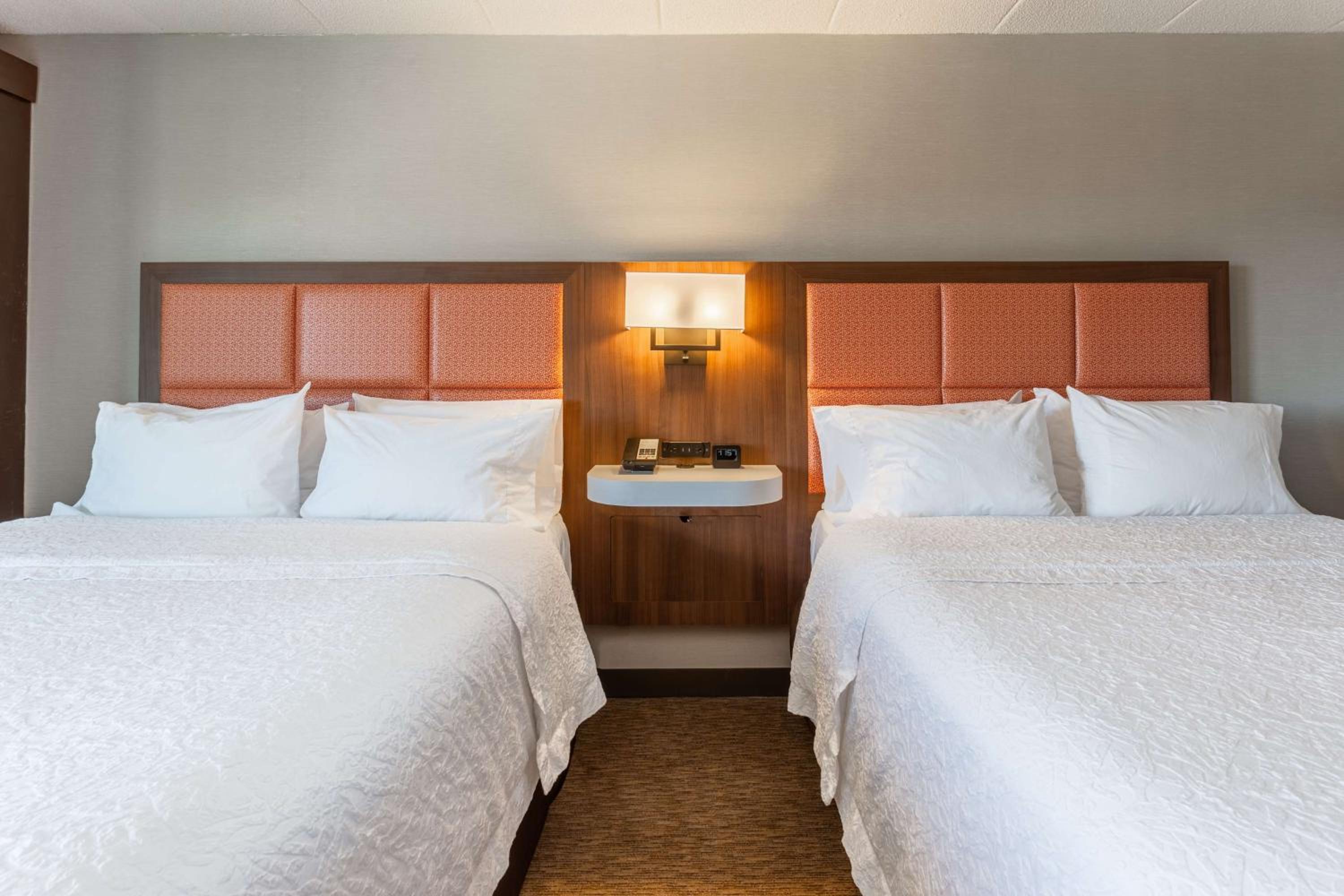 Room with Two Queen Beds - Non-Smoking - Photo 4