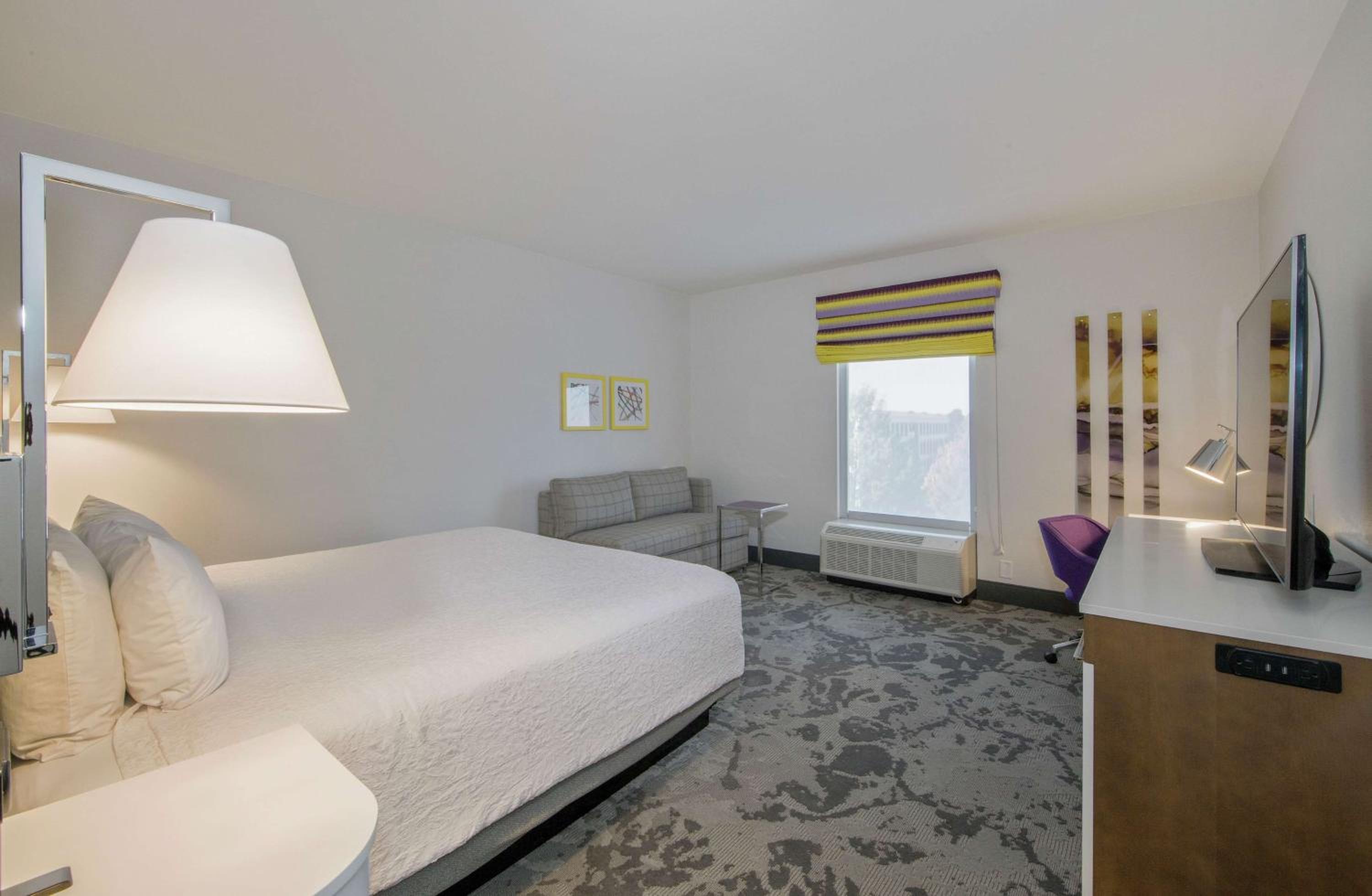 King Room with King Bed - Non-Smoking - Photo 2