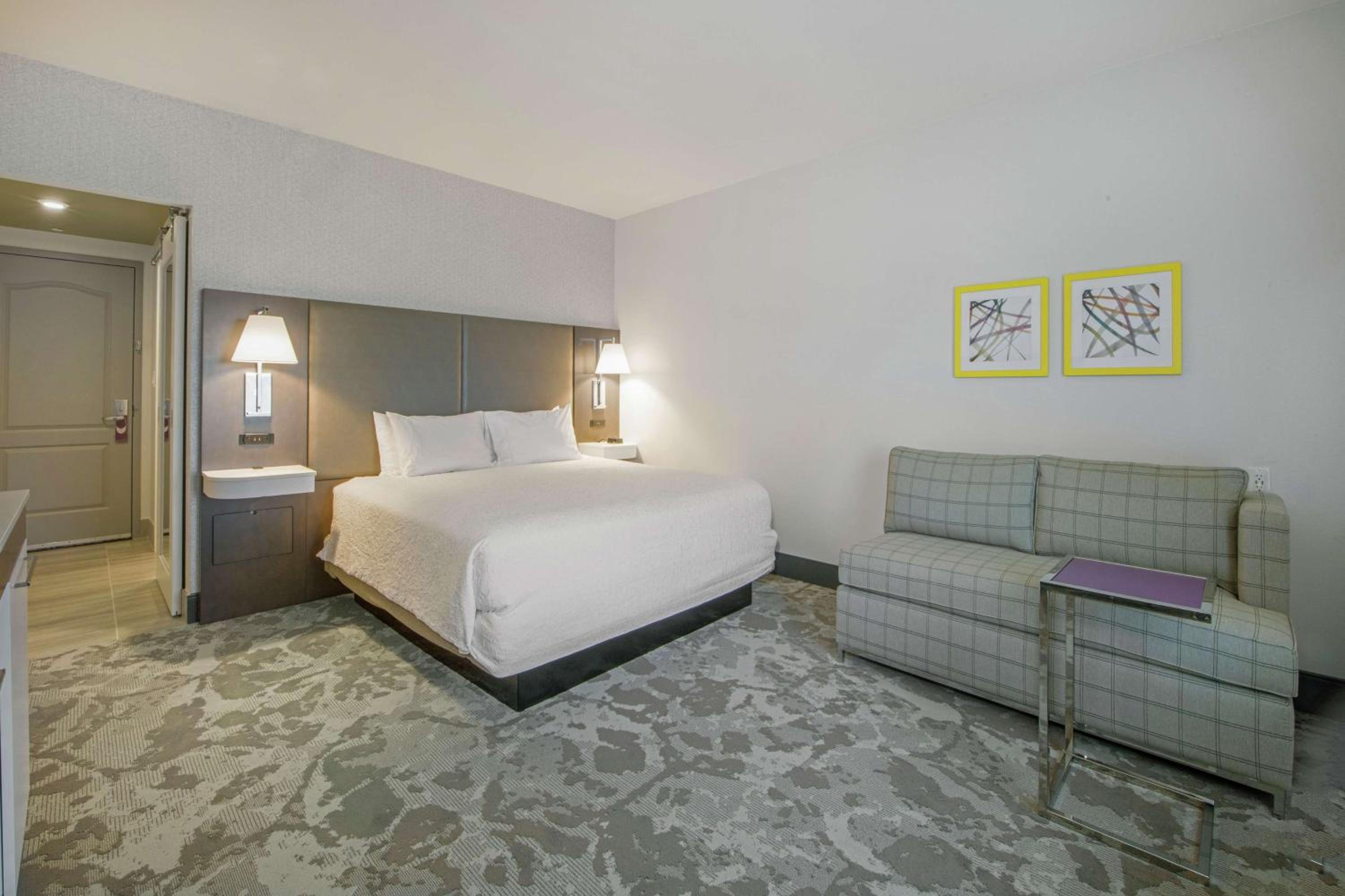 King Room with King Bed - Non-Smoking - Photo 3