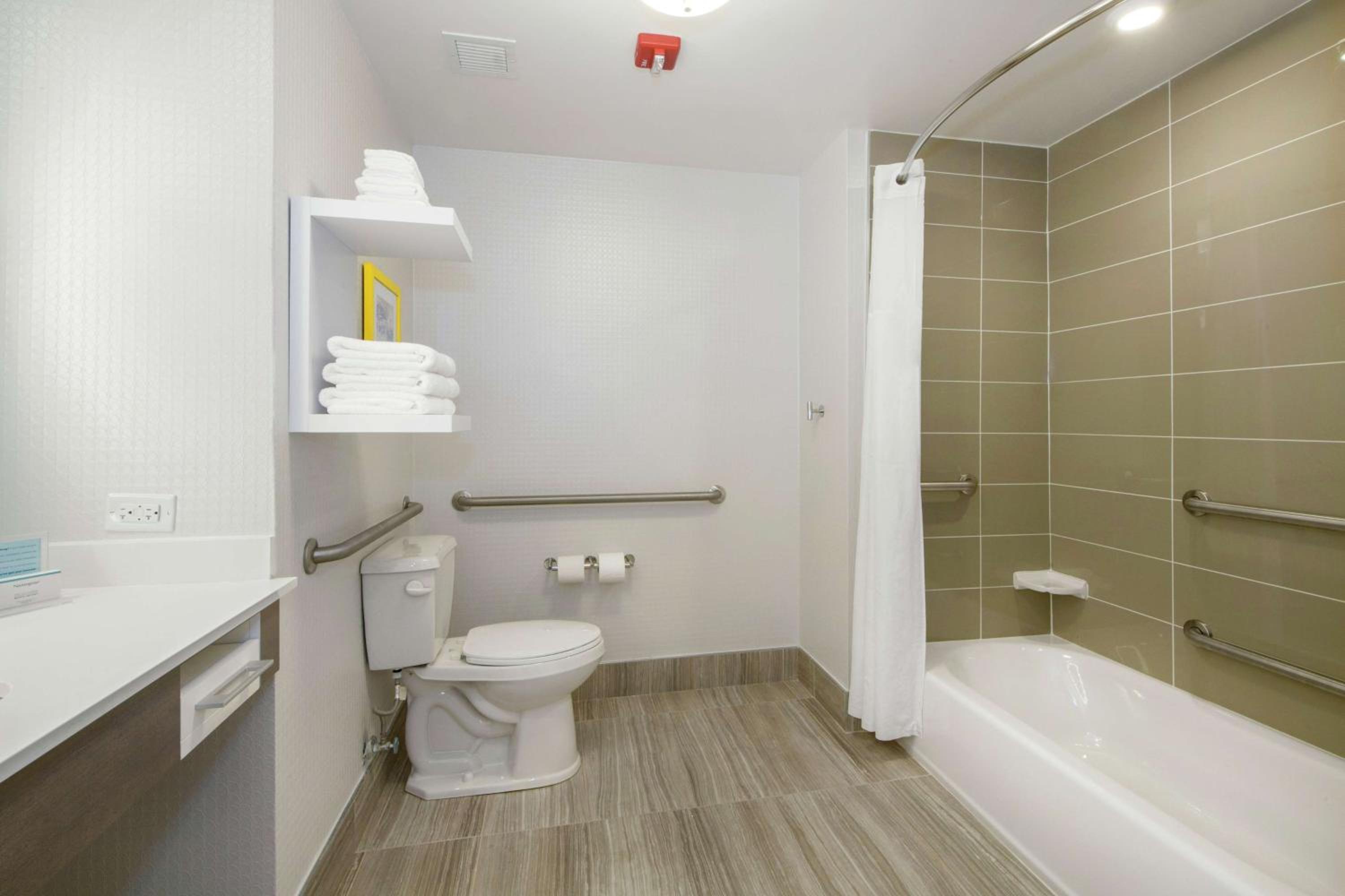 Queen Room with Two Queen Beds - Mobility and Hearing Access/Non-Smoking - Photo 3