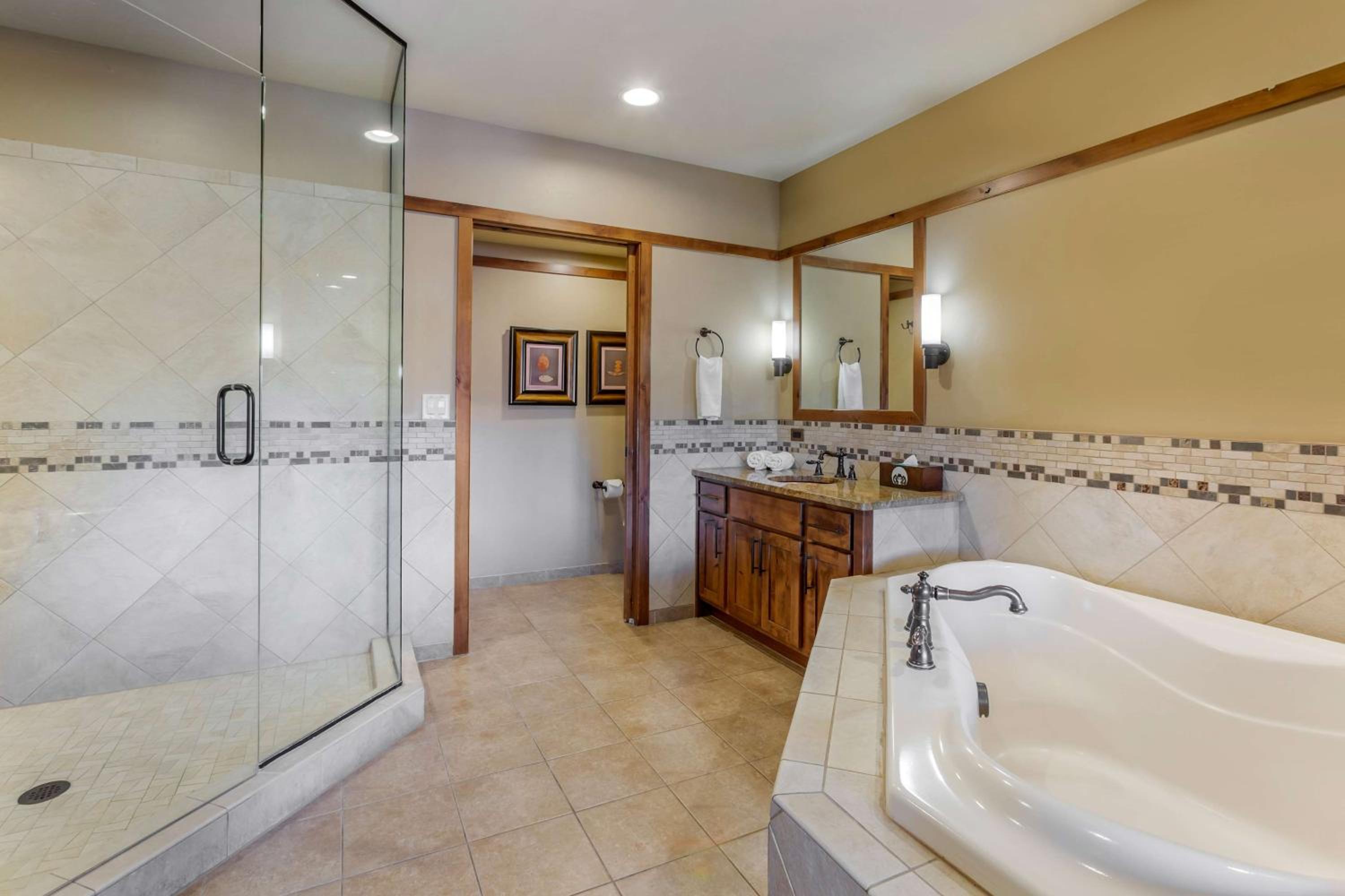 1 BEDROOM 1 QUEEN SUNSET SUITE - Photo 2