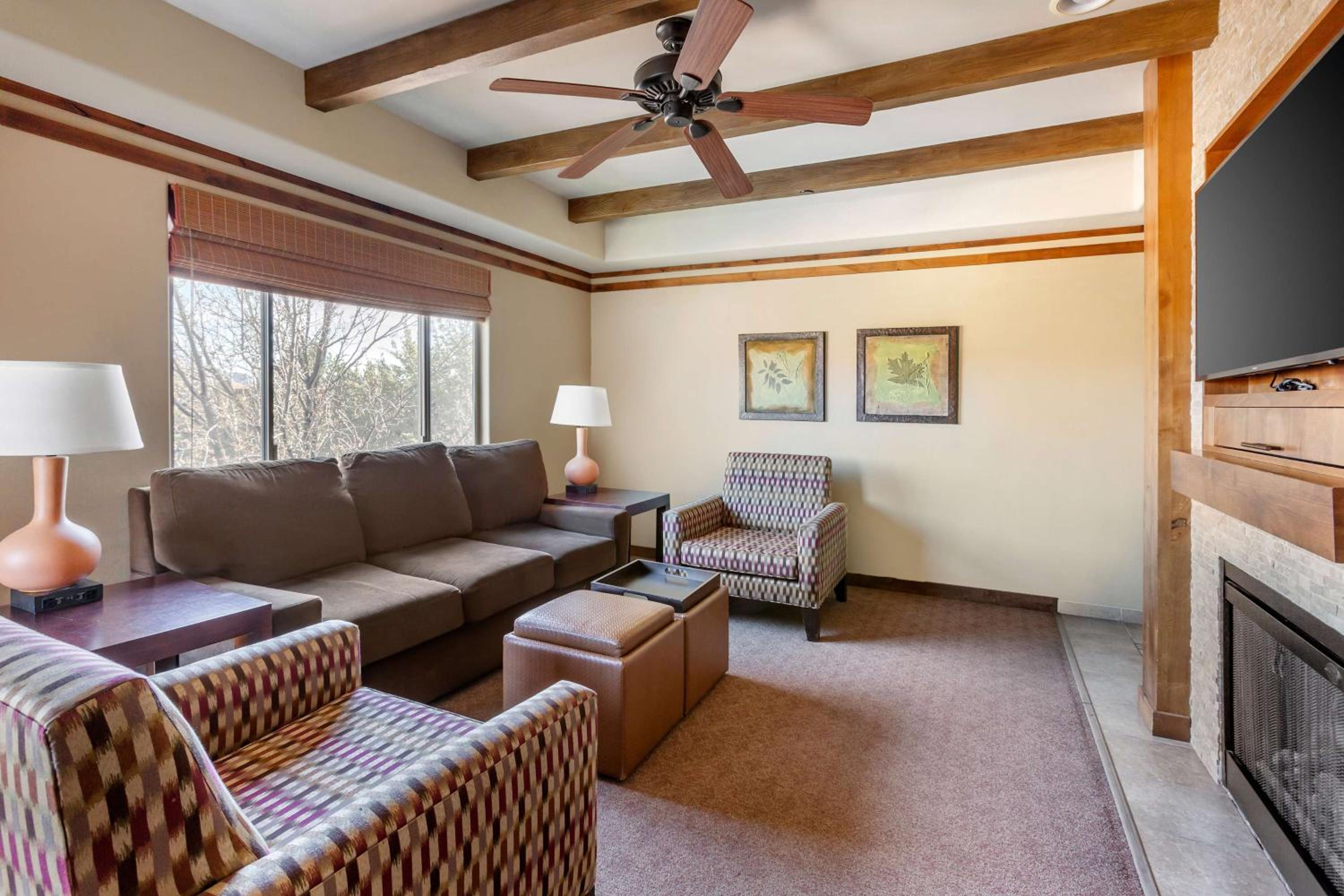 1 BEDROOM 1 QUEEN SUNSET SUITE - Photo 4