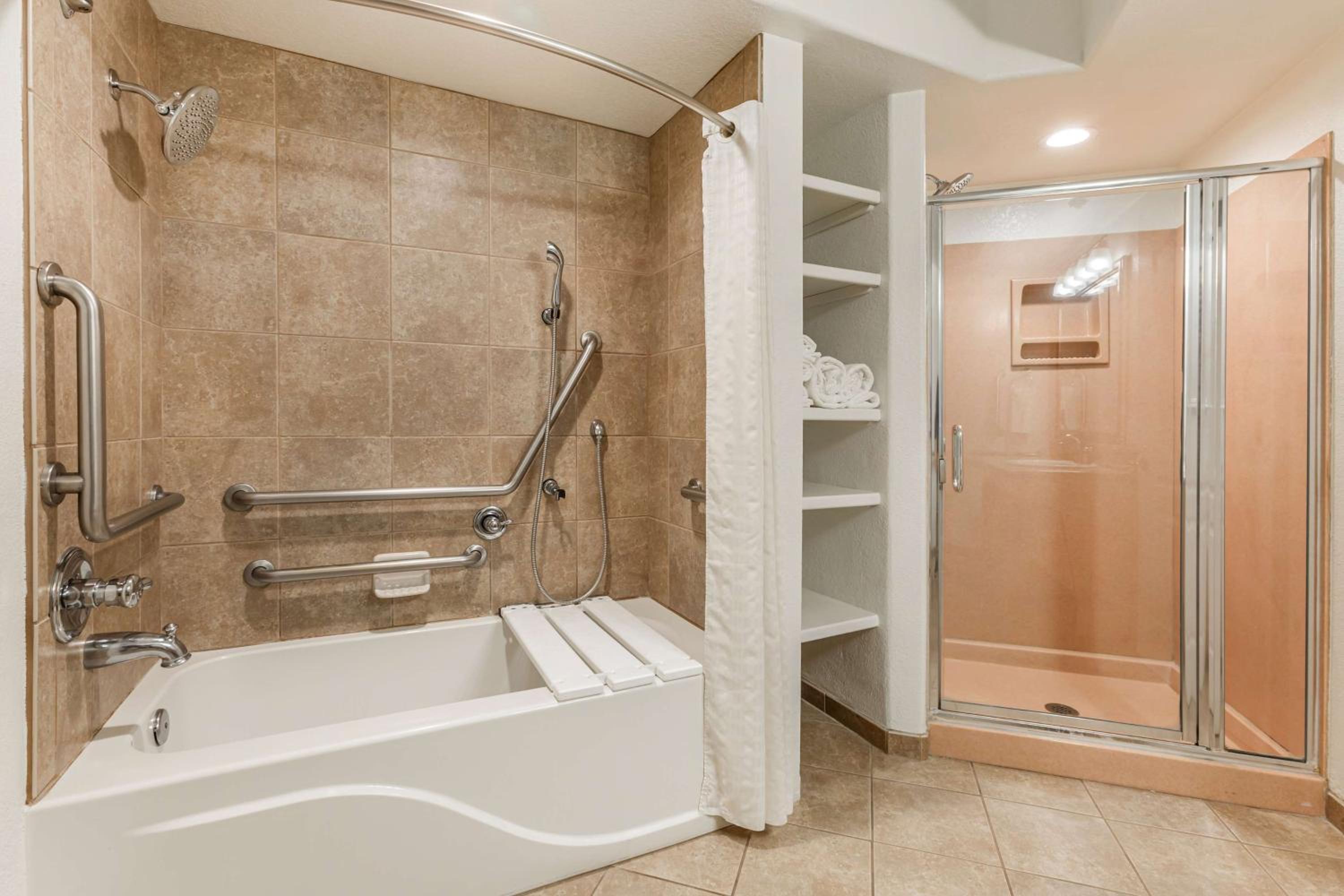1 BEDROOM 1 KING SUITE HEARING ACCESSIBLE TUB - Photo 3