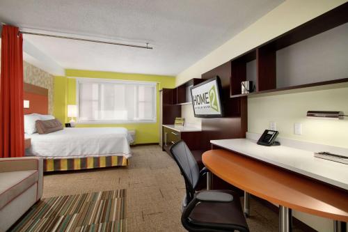 King Suite - Non-Smoking photo 3