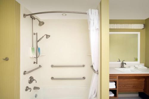 1 Queen Accessible Bathtub Studio Non-Smoking photo 1