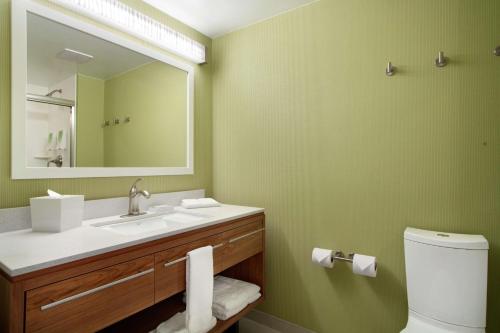 Queen Studio Suite - Non-Smoking photo 1