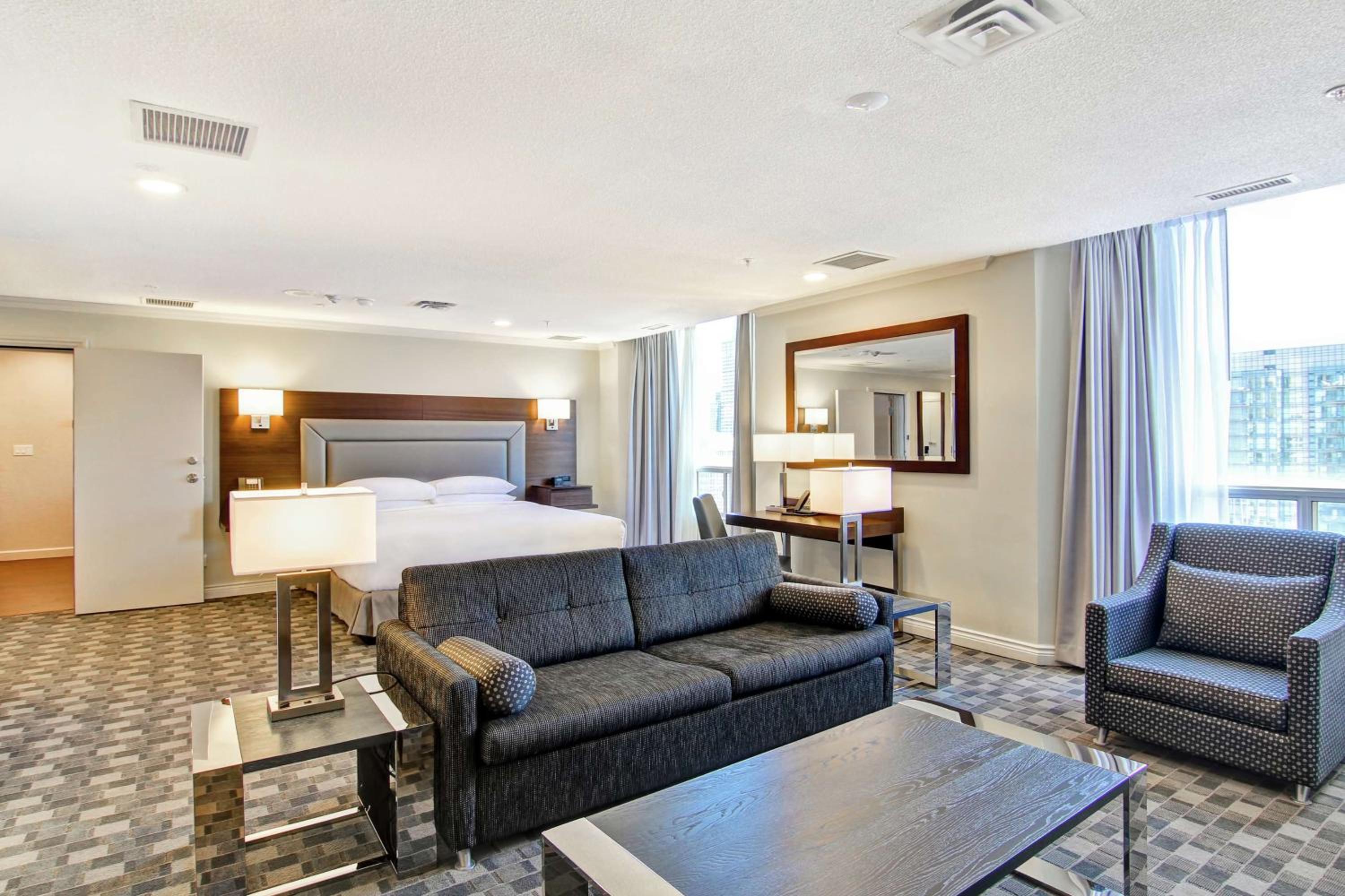 Deluxe King Suite with Kitchenette - Photo 1