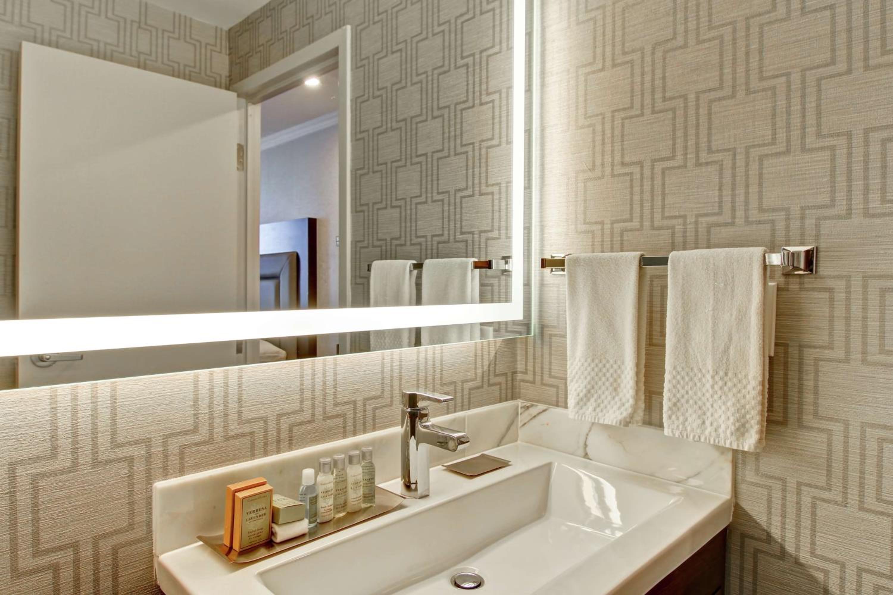 Deluxe King Suite with Sofa Bed - Photo 7