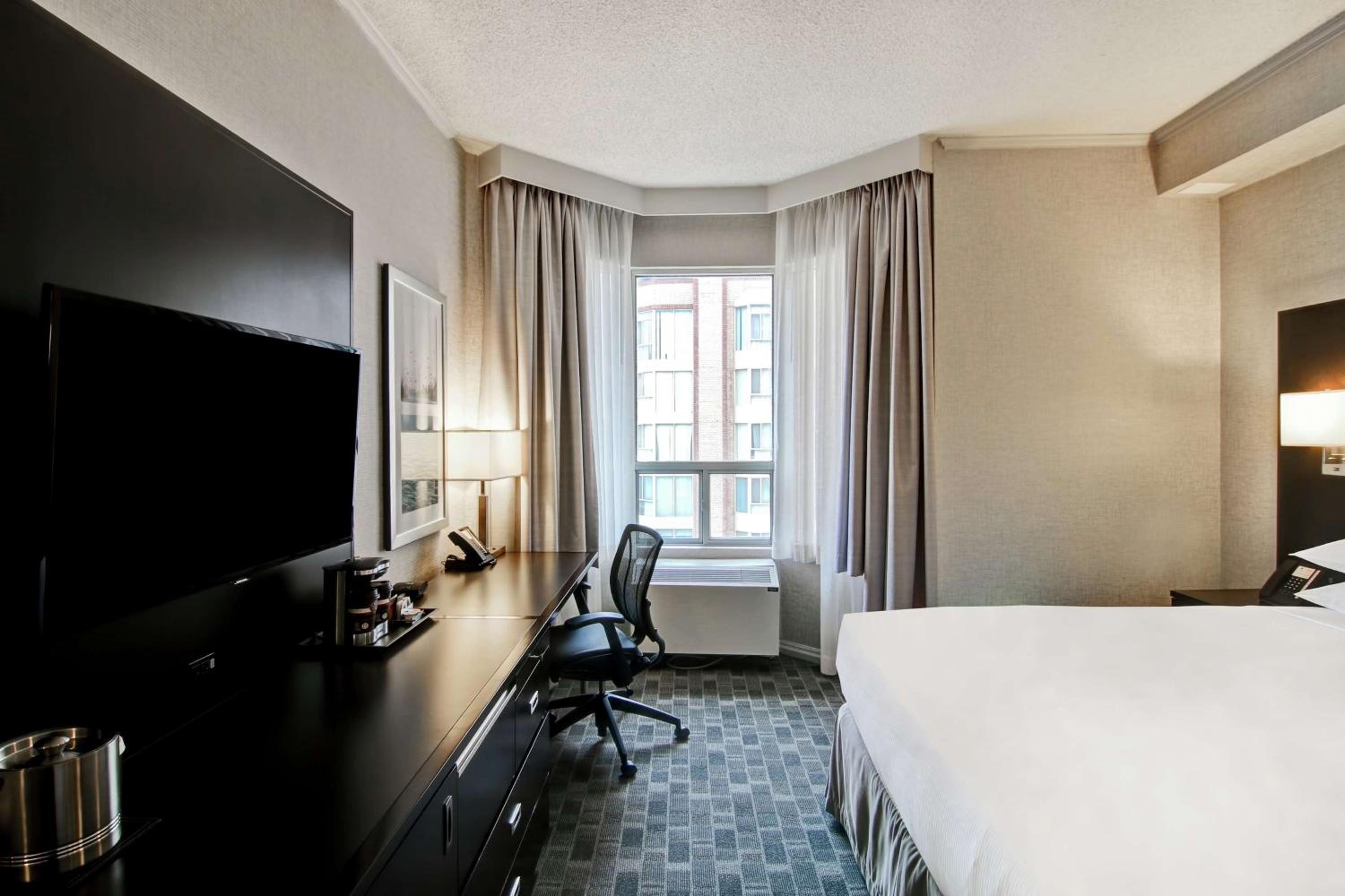 Queen Room with Bath Tub - Mobility Access - Photo 1
