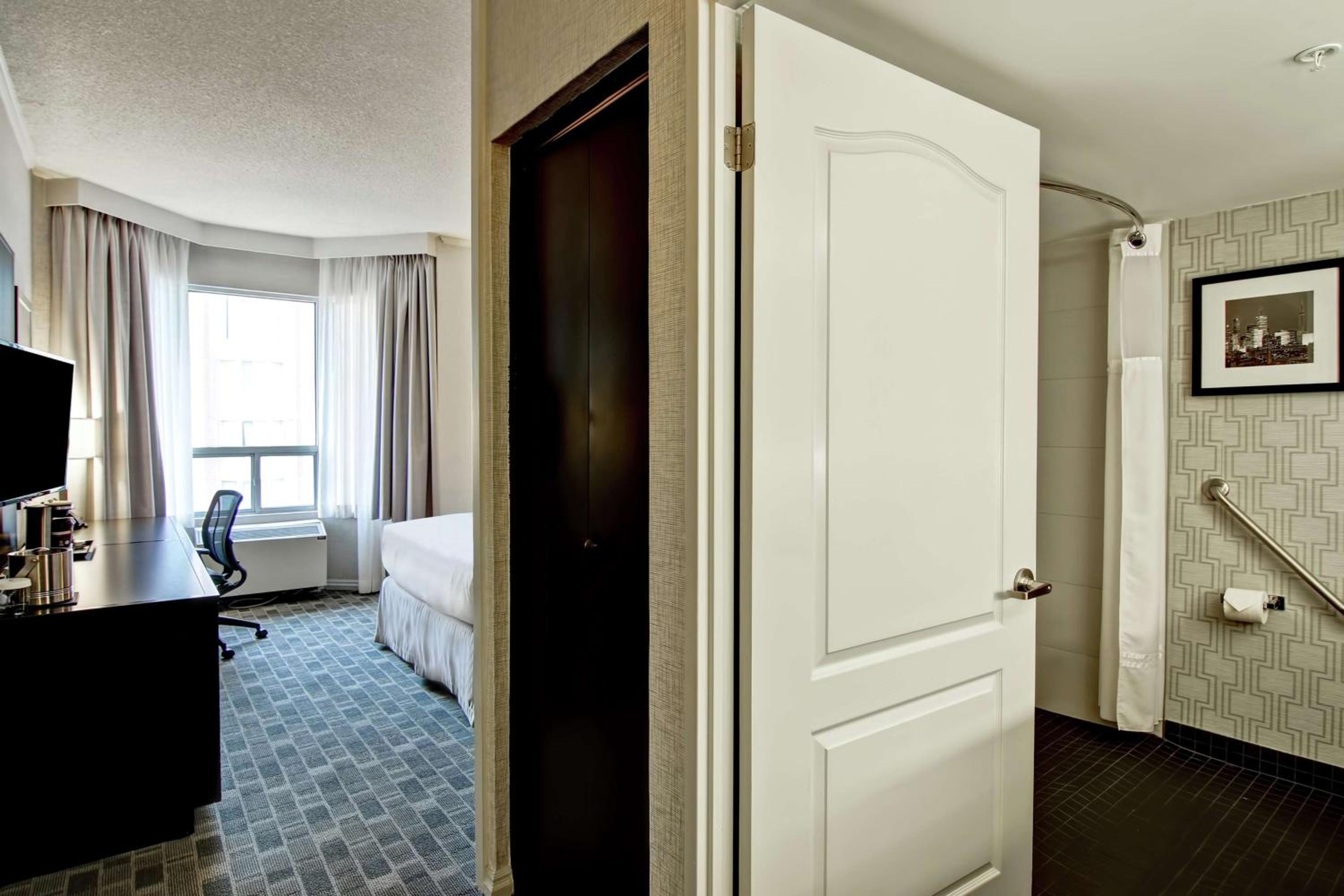 Queen Room with Bath Tub - Mobility Access - Photo 4
