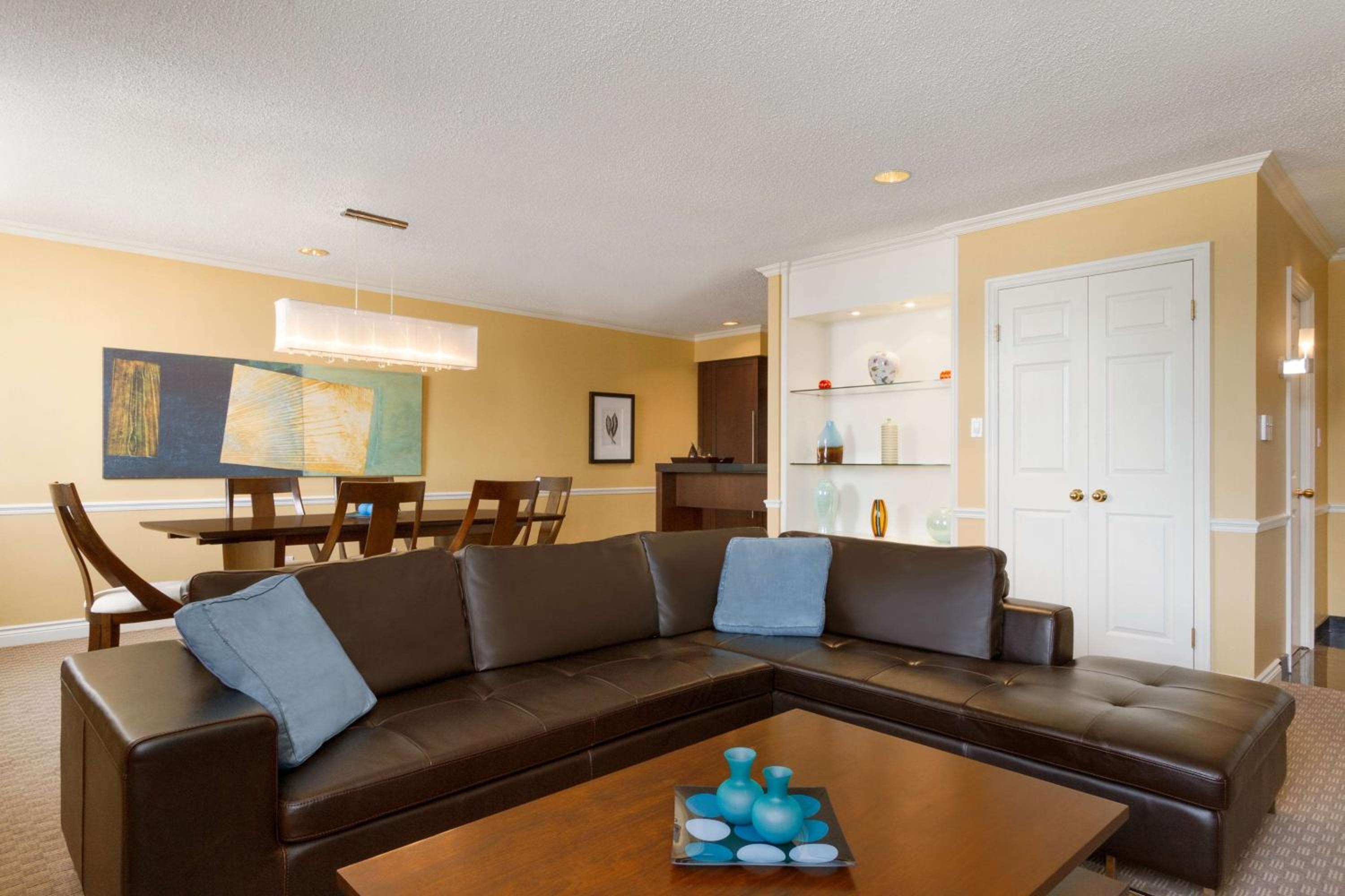Deluxe King Suite with Kitchenette - Photo 5