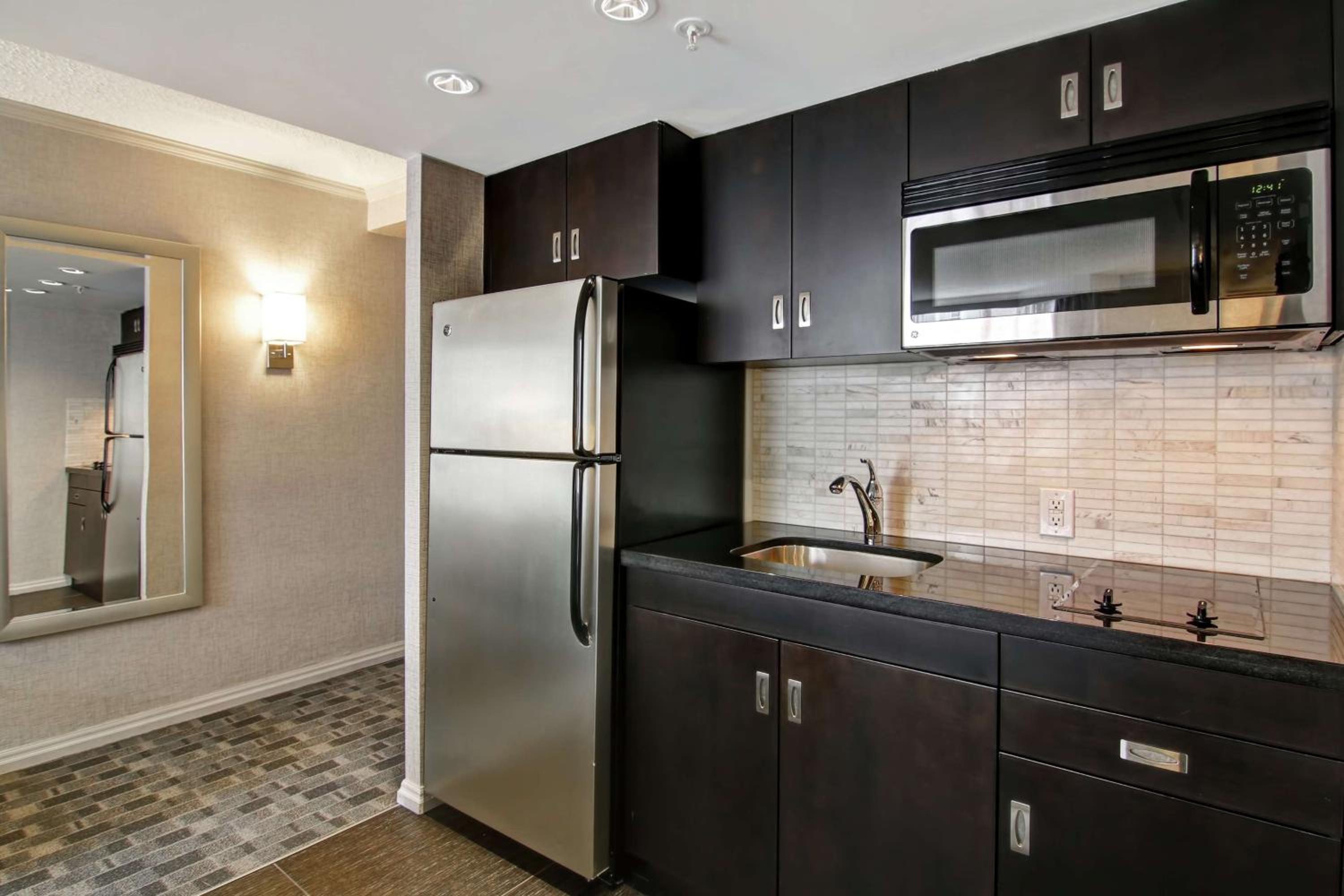 Superior One-Bedroom King Suite - Photo 5